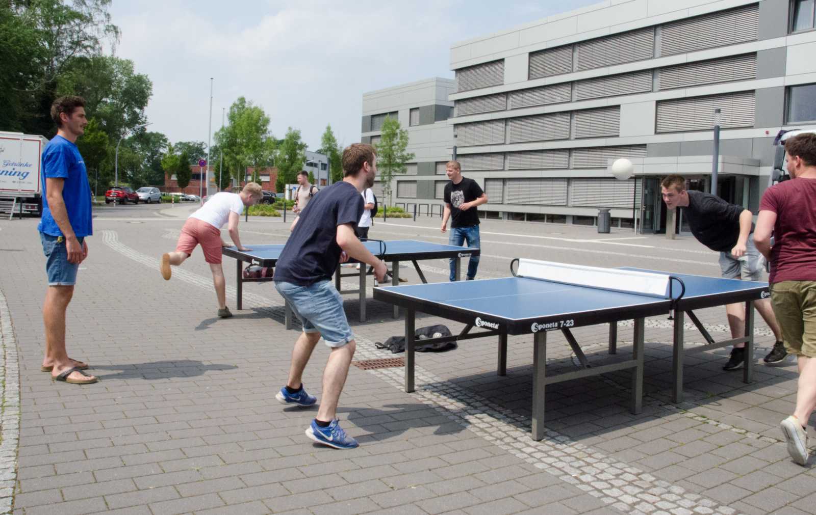 Rundlauf mal anders: In Steinfurt nutzen einige Studenten die Gelegenheit und spielten Kopfballtischtennis. (Foto: FH Münster/Theresa Gerks)