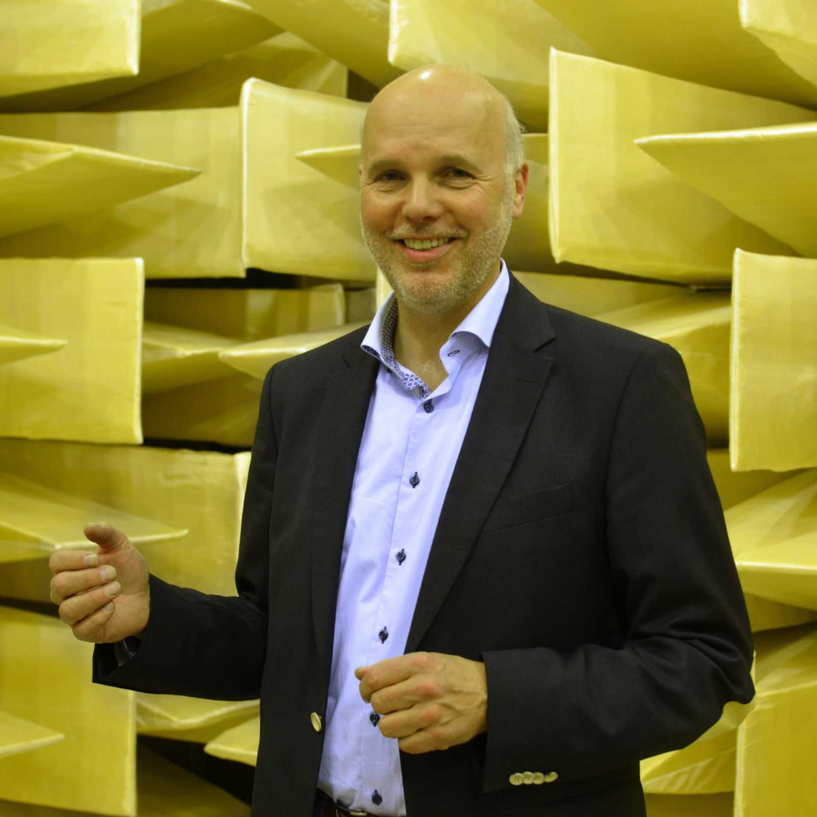 Prof. Dr. Bernd Boiting steht im schalltoten Raum, der mit spitzen Schaumstoffkegeln ausgestattet ist und Schall sofort absorbiert. (Foto: FH Münster/Pressestelle)