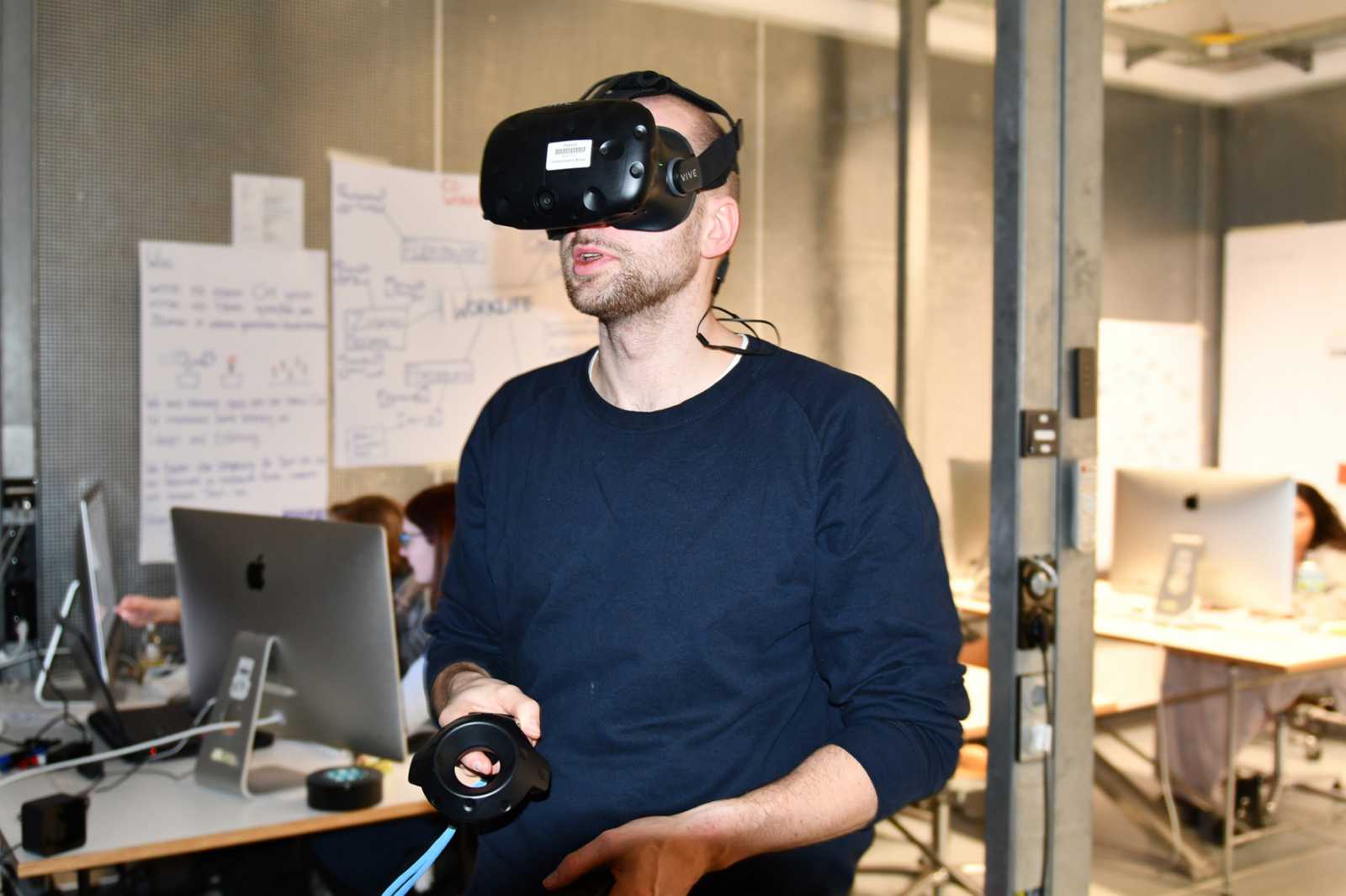Inszenierungen mit einer Virtual-Reality-Brille zu erleben, das ist ein Ziel der Ausstellung. (Foto: FH Münster/Pressestelle) 