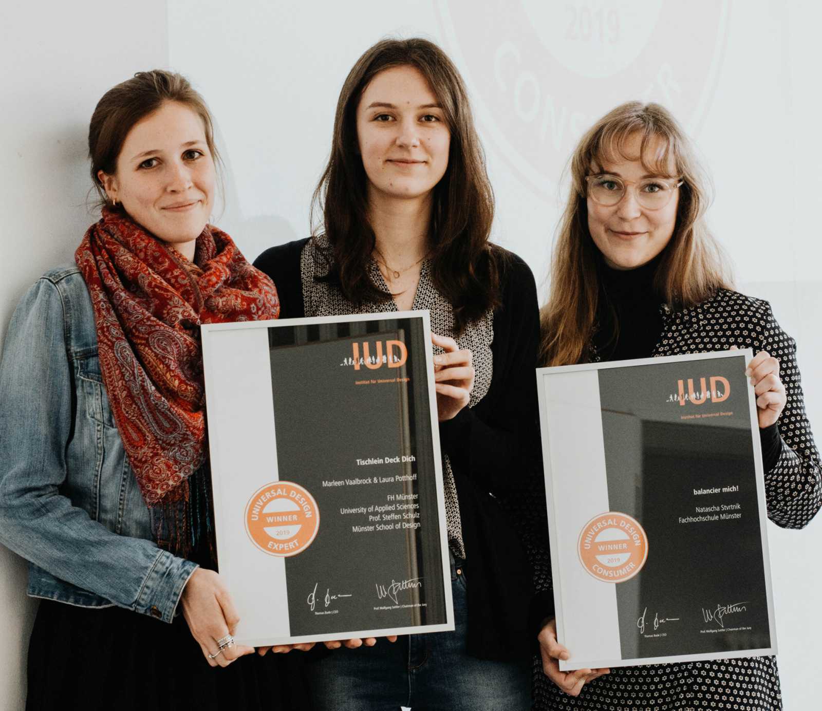 Freuen sich über ihre Auszeichnungen (v.l.): Laura Potthoff, Marleen Vaalbrock und Natascha Stvrtnik. (Foto: FH Münster/Angelina Gergenreder) 