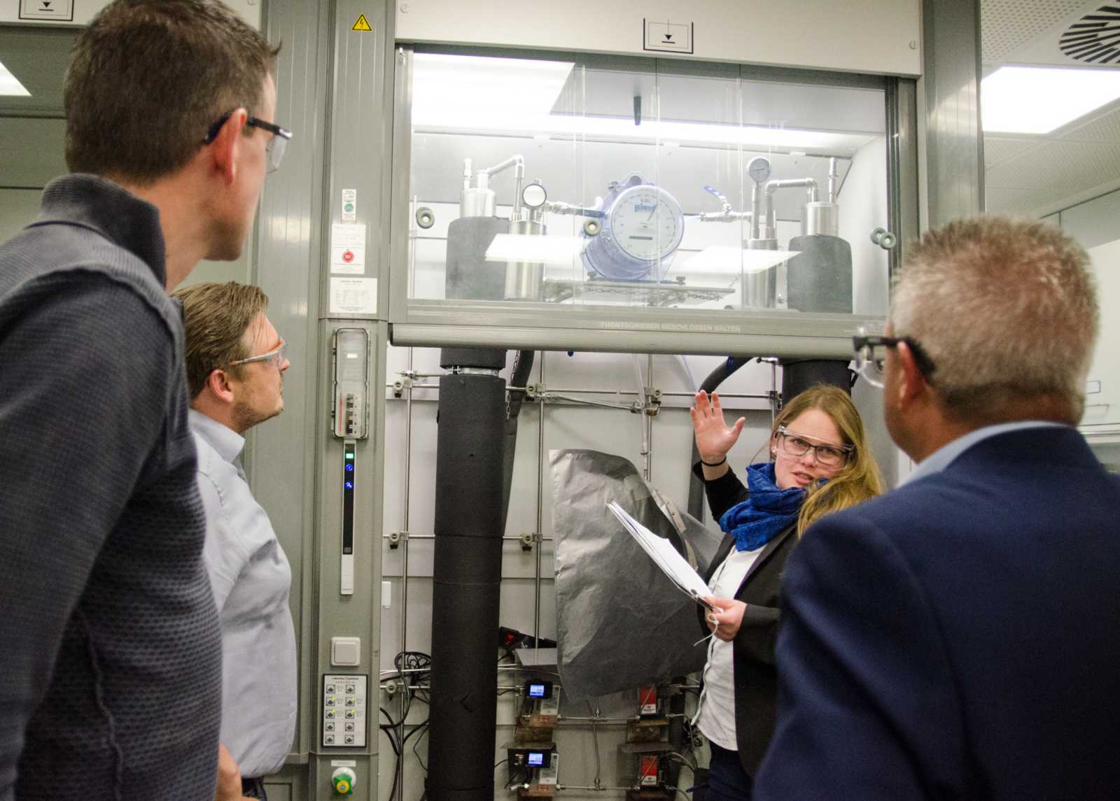 Marion Schomaker erklärt, wie die biologische Reaktion dank Mikroorganismen im Reaktor abläuft. (Foto: FH Münster/Theresa Gerks)
