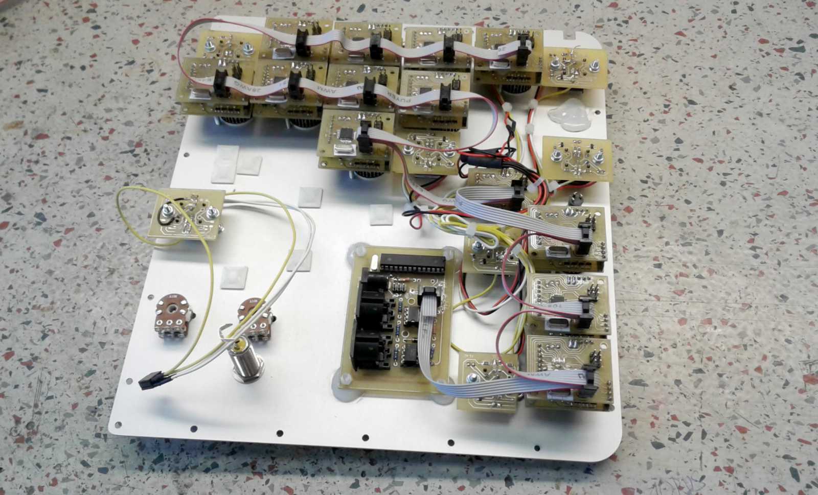 Diese Elektronik hinter den Knöpfen auf der Bedienoberfläche des „DSPmate“ hat Markus Biermann komplett selbst entwickelt. (Foto: FH Münster/Prof. Kappen)