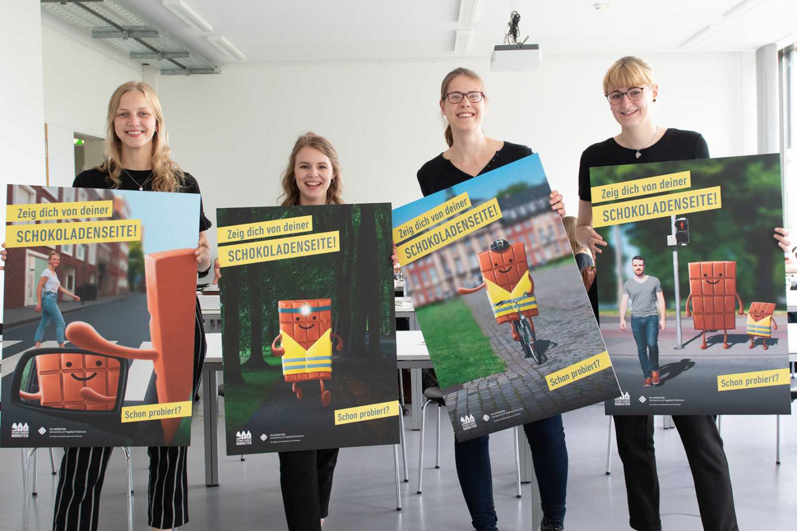 Freuen sich darauf, dass ihre Plakate demnächst in der Stadt zu sehen sind: Anna Lena Idel, Franziska Jochens, Ulrike Käcker und Miriam Pohl vom Siegerteam (v.l.). (Foto: FH Münster/Anne Holtkötter)