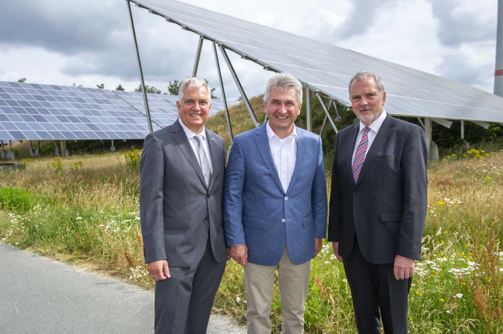 Für die offizielle Inbetriebnahme der Energiespeicher besuchte NRW-Wirtschaftsminister Prof. Dr. Andreas Pinkwart (M.) Prof. Dr. Christof Wetter (l.) und den Saerbecker Bürgermeister Wilfried Roos im Bioenergiepark. (Foto: Ulrich Gunka)
