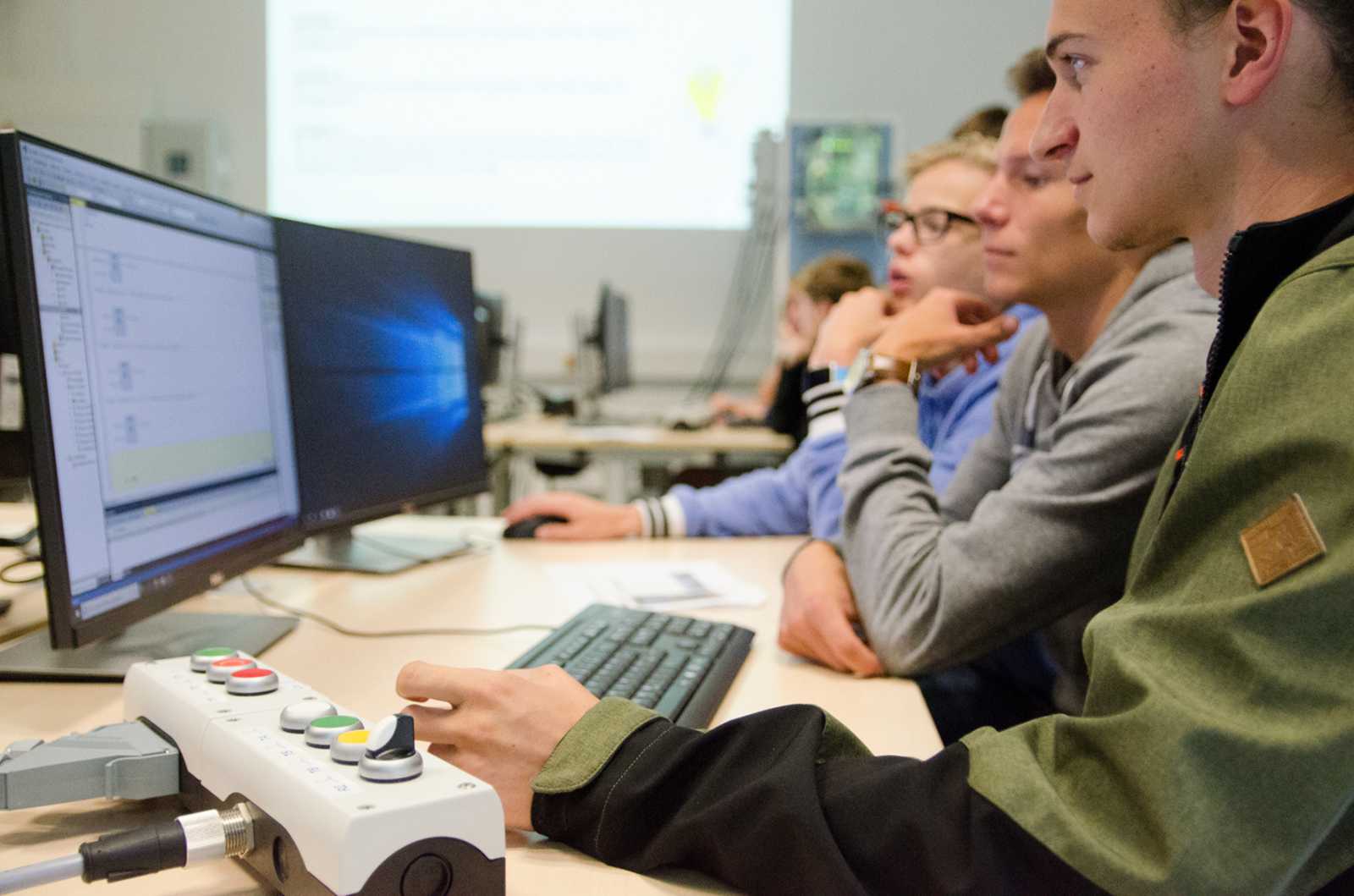 Smart Home für Einsteiger: Die Schüler programmierten eine Automationsstation. (Foto: FH Münster/Theresa Gerks)