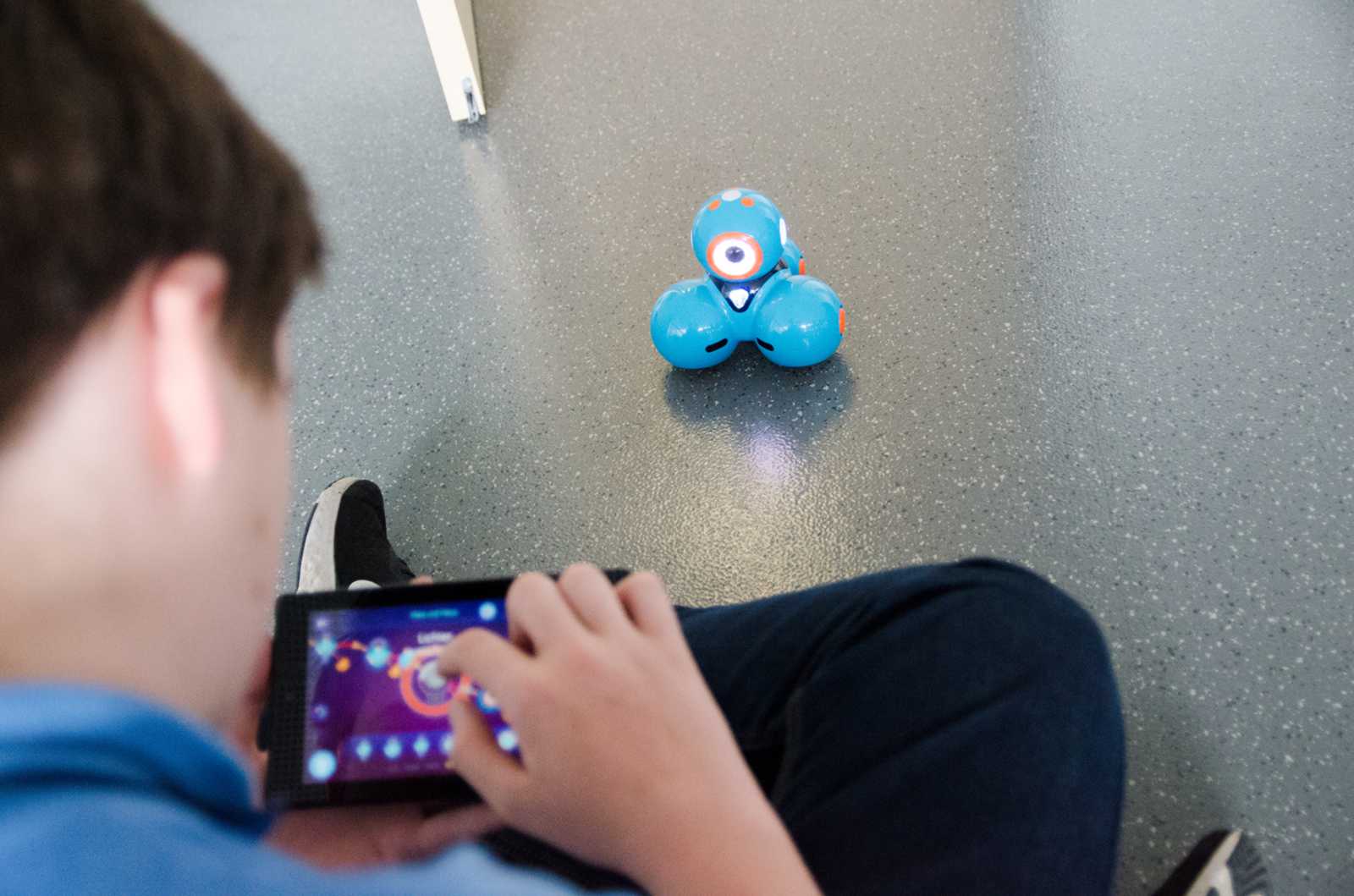Den Schülerinnen und Schülern machte es großen Spaß, ganz leicht und spielerisch programmieren mit dem bunten Roboter „Dash“ zu lernen. (Foto: FH Münster/Theresa Gerks)