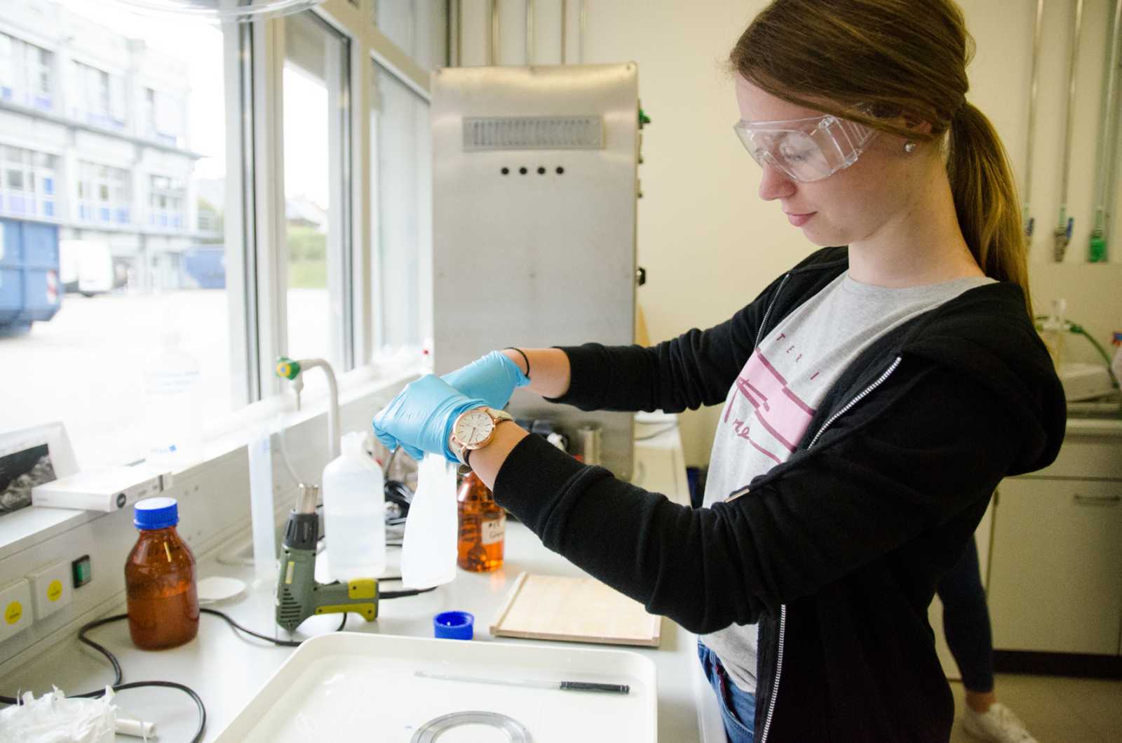 Gar nicht so kompliziert: Bei unseren Chemieingenieuren durften die Schülerinnen und Schüler selbst Membrane herstellen. (Foto: FH Münster/Theresa Gerks)
