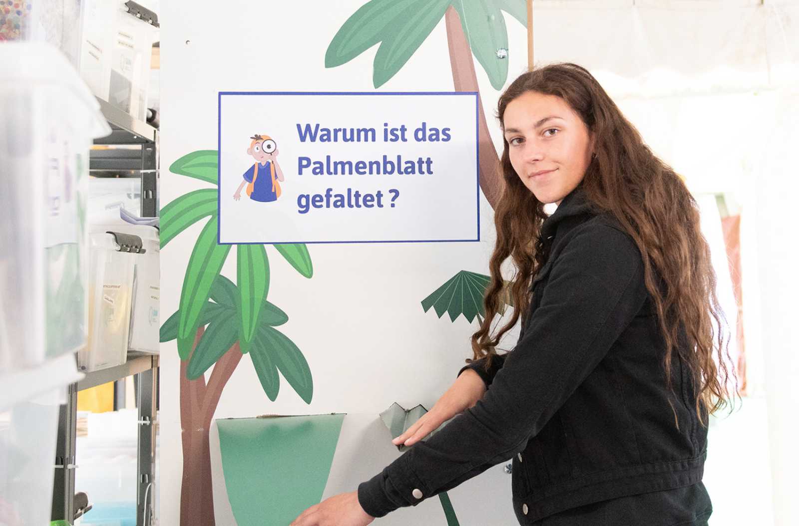 Was es bringt, ein Blatt zu falten, zeigt eine Designstudentin am Beispiel eines Palmenblattes. (Foto: FH Münster/Anne Holtkötter)