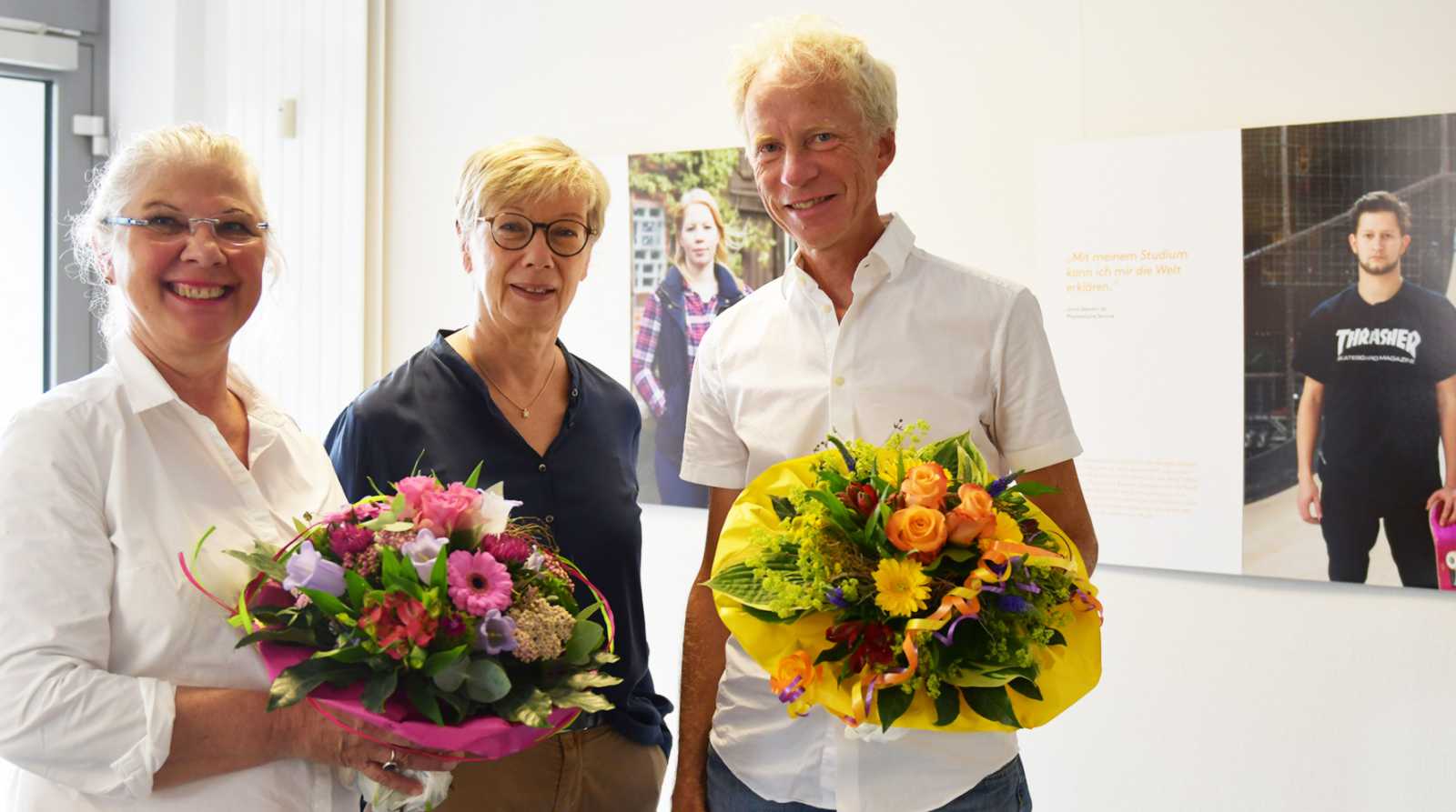 Präsidentin Prof. Dr. Ute von Lojewski (M.) gratulierte Hella Wintermeyer und Prof. Dr. Ulrich Wittrock zum Dienstjubiläum. (Foto: FH Münster/Katharina Kipp) 