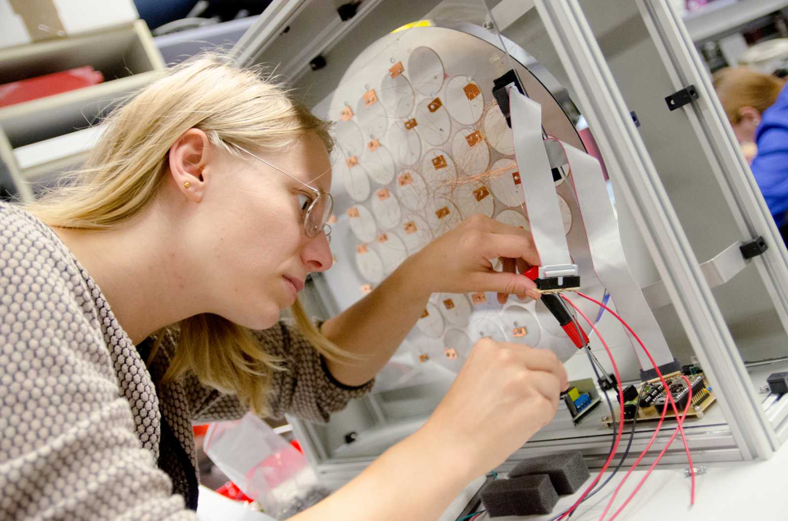 Anna Hustedt montiert die Elektronik an ihrem Demonstrationsspiegel. (Foto: FH Münster/Theresa Gerks)