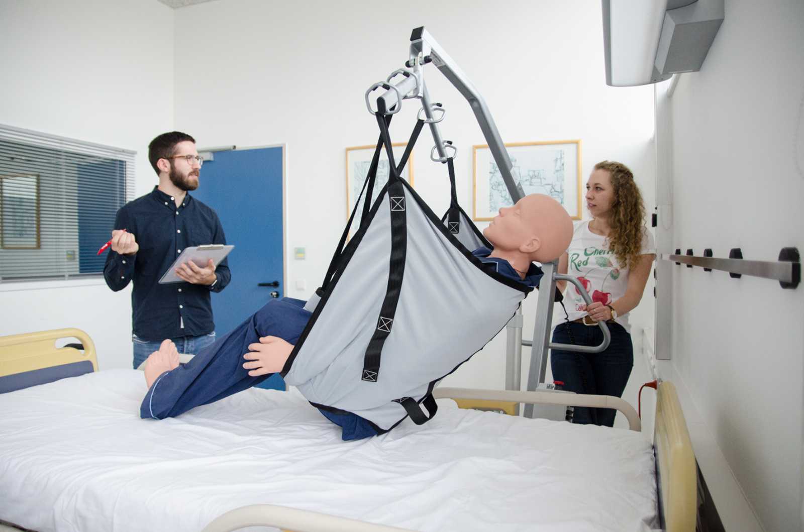 Lorenz Müller und Saskia Sobkowicz haben den Usability-Test zu Patientenliftern geplant und durchgeführt. (Foto: FH Münster/Theresa Gerks)