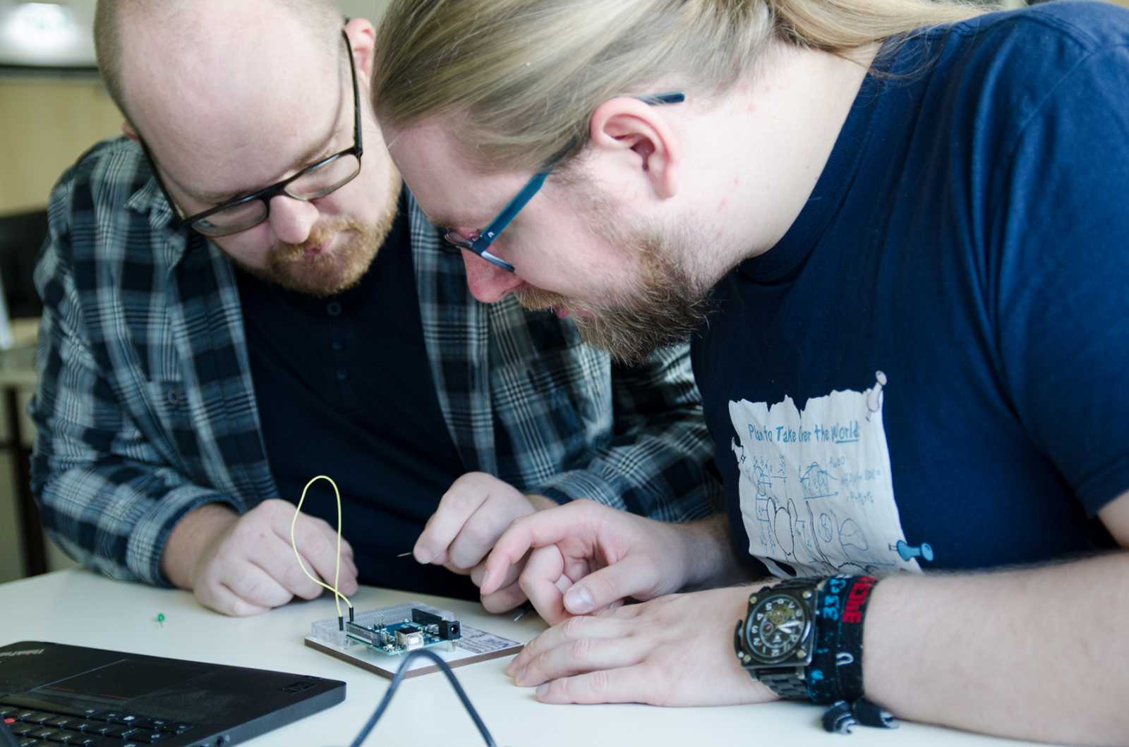 Kai Eßmann (l.) und René-Maximilian Malsky arbeiten in den Workshops mit Arduino-Toolboxen.