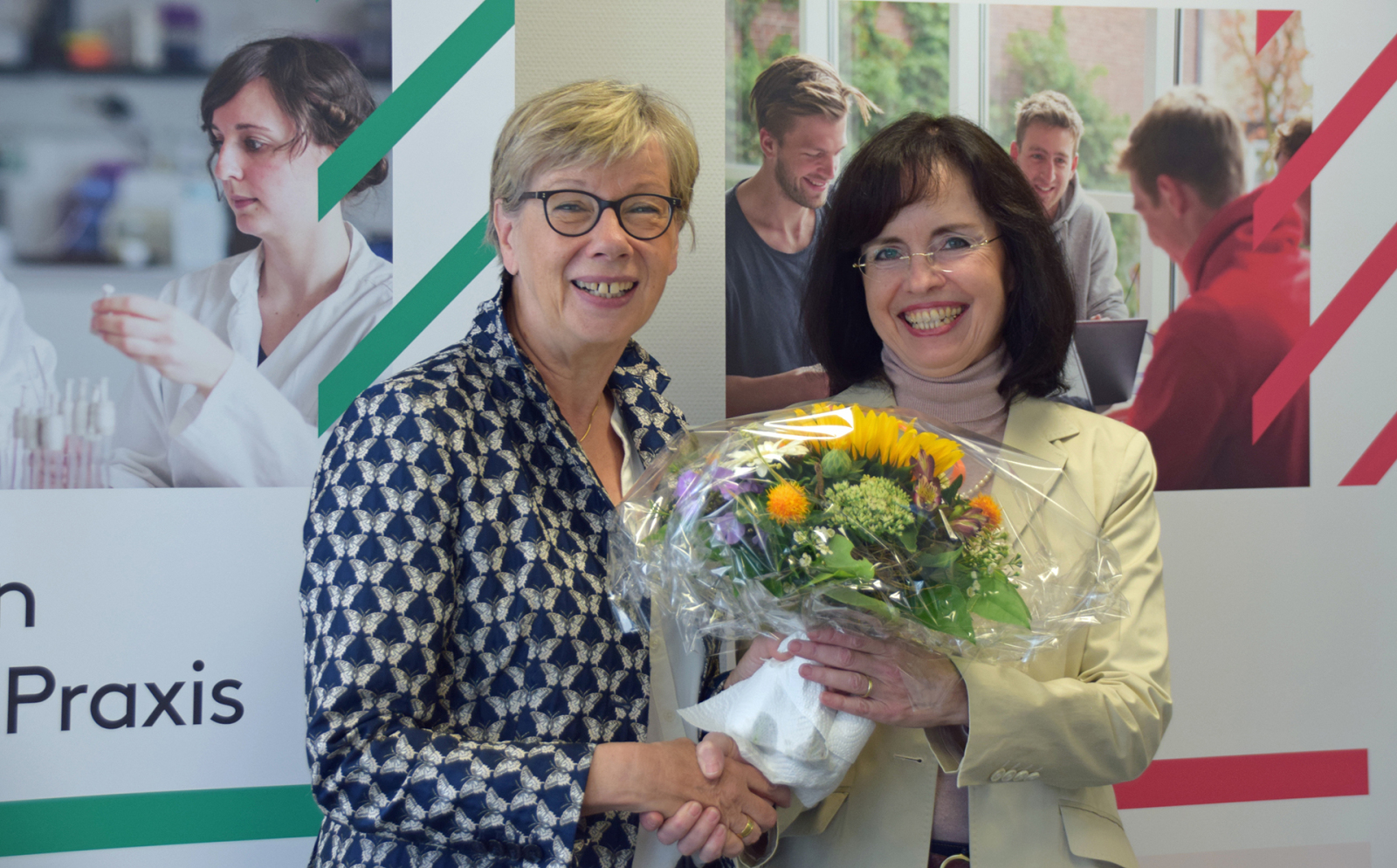 FH-Präsidentin Prof. Dr. Ute von Lojewski (l.) gratulierte Prof. Dr. Annette Nagel zum Dienstjubiläum. (Foto: FH Münster/Milana Mohr) 