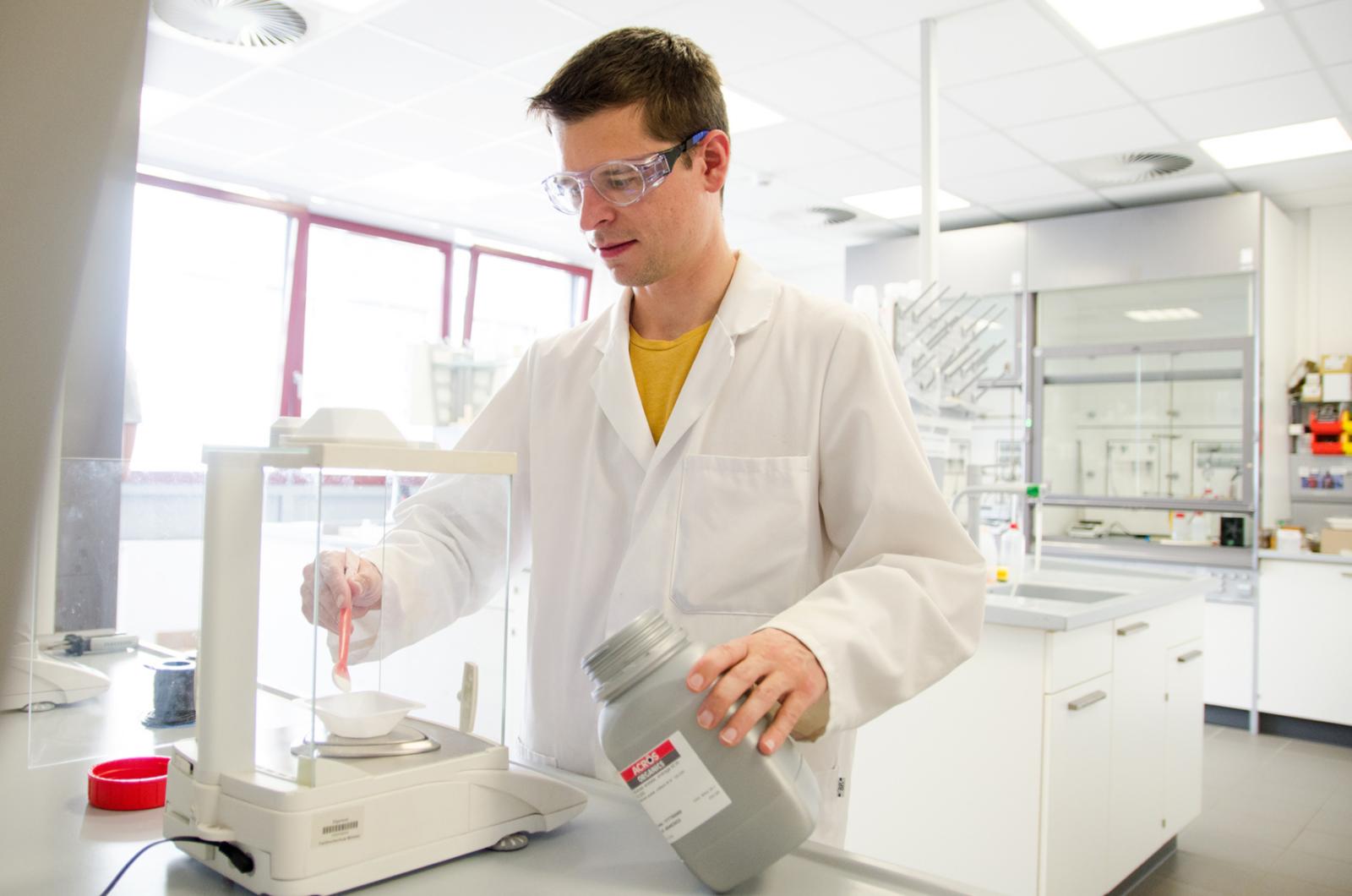 Für seine Versuche im Labor arbeitet Max-Fabian Volhard mit Zelluloseacetat, Meer- und Süßwasser und natürlich dem Katalysator Titandioxid. (Foto: FH Münster/Theresa Gerks)
