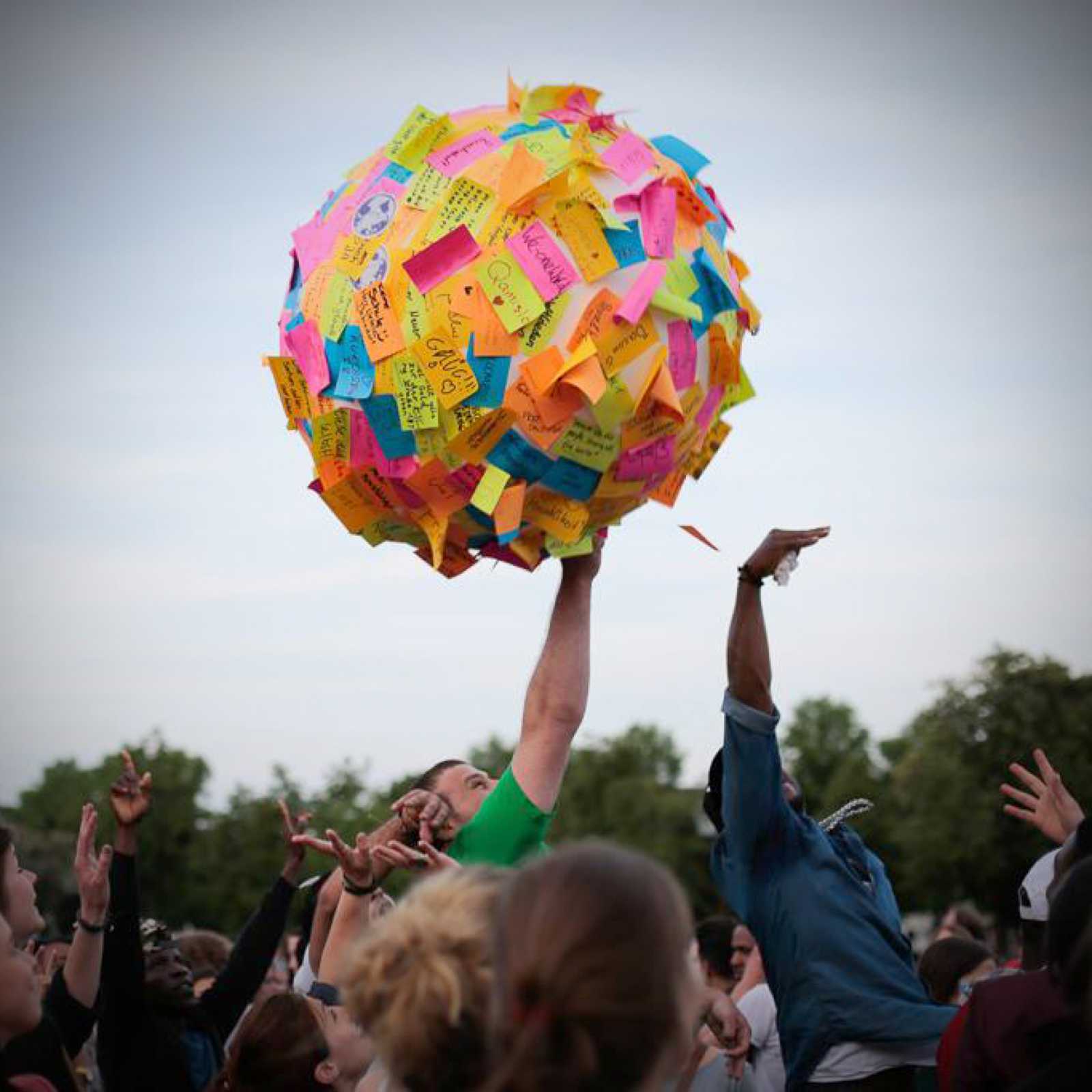 Mit einer originellen Wunsch-Ballon-Aktion haben Designstudierende unserer Hochschule auf dem Internationalen Sommerfest vor dem Schlossplatz in Münster die App „We - One World“ vorgestellt. 