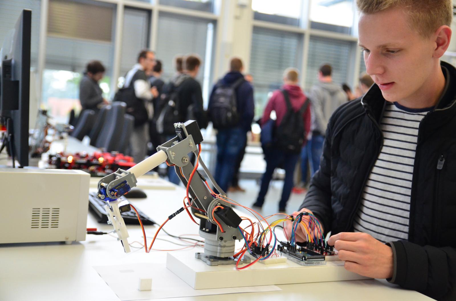 Große und kleine Roboter, selber steuern und in Action erleben – das geht beim Fachhochschulinformationstag auf dem Steinfurter Campus. (Foto: FH Münster/Theresa Gerks)