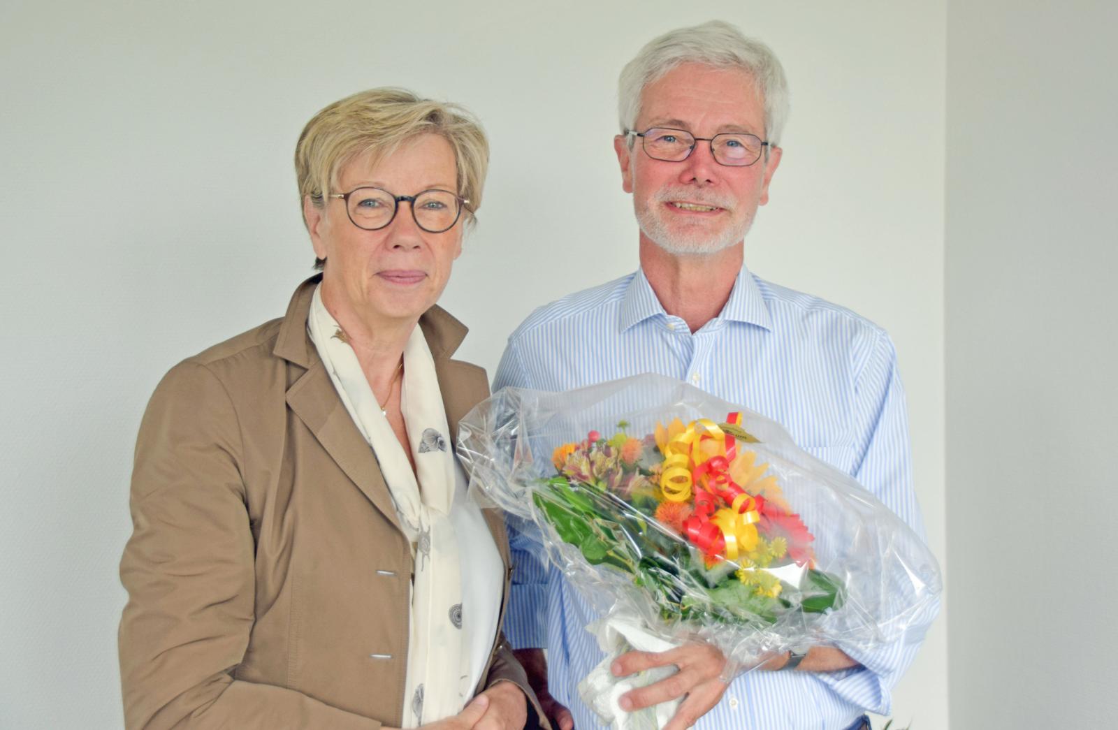 FH-Präsidentin Prof. Dr. Ute von Lojewski (l.) gratulierte Prof. Dr. Klaus Kobold zum 25-jährigen Dienstjubiläum. (Foto: FH Münster/Milana Mohr) 
