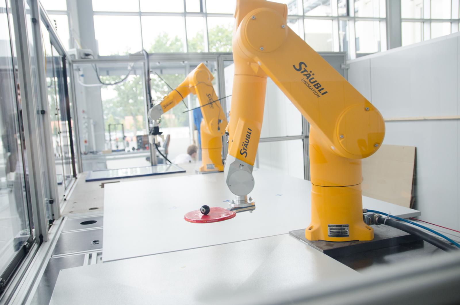 Roboterarme können die verschiedensten Aufgaben bearbeiten – dieser hier am Fachbereich Maschinenbau balanciert eine Billardkugel auf einem Tischtennisschläger. (Foto: FH Münster/Theresa Gerks)