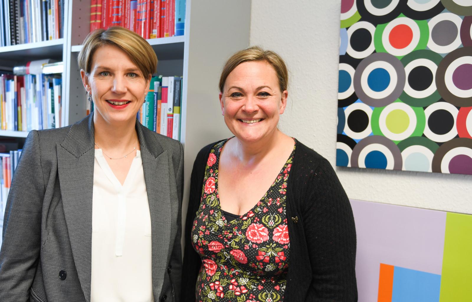 Prof. Dr. Claudia Oetting-Roß (l.) und Meike Schwermann leiten den Studiengang Palliative Care an der FH Münster. (Foto: FH Münster/Katharina Kipp) 