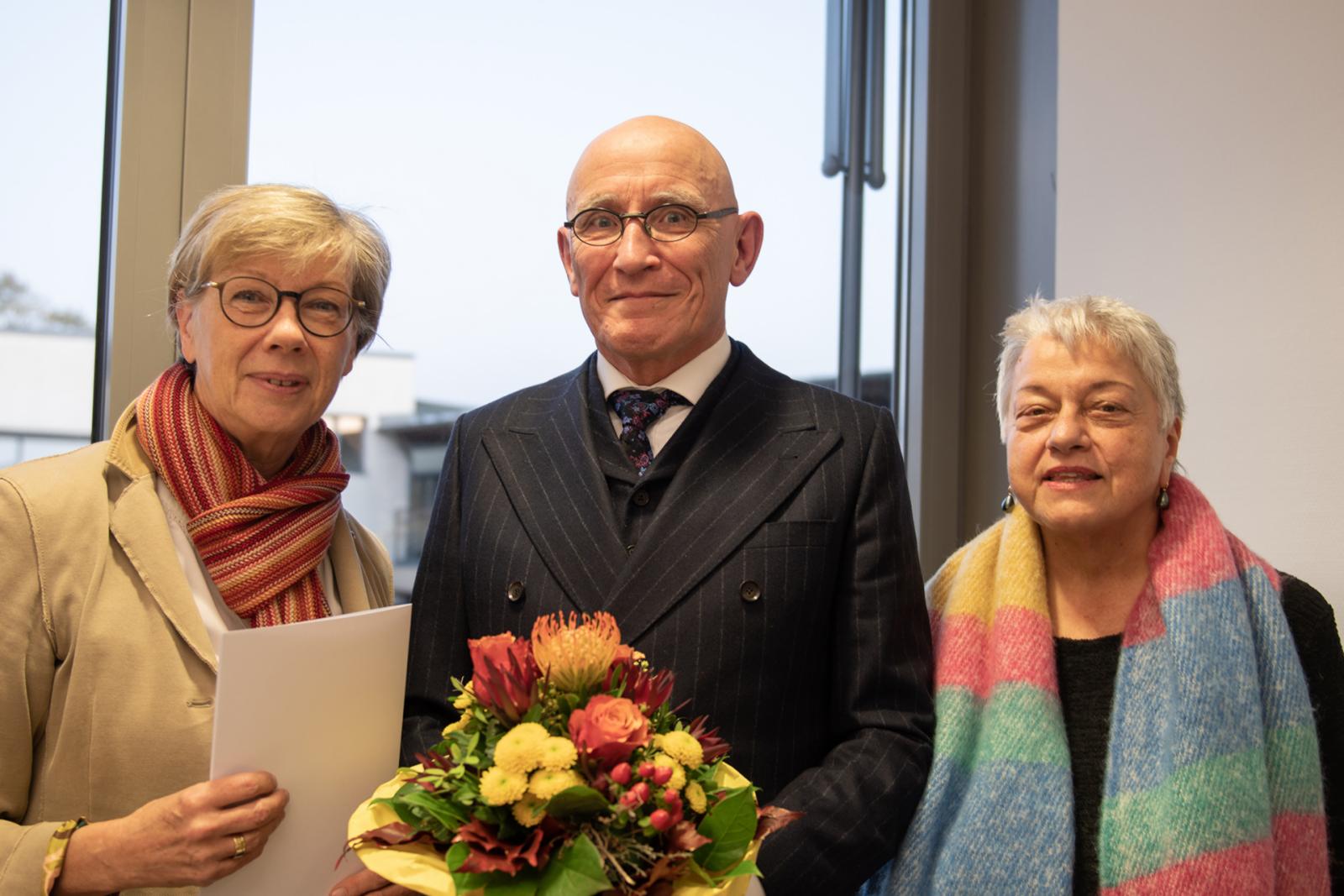 FH-Präsidentin Prof. Dr. Ute von Lojewski (l.) gratulierte Prof. Dr. Thomas Rose zum Dienstjubiläum. (Foto: FH Münster/Katharina Kipp)