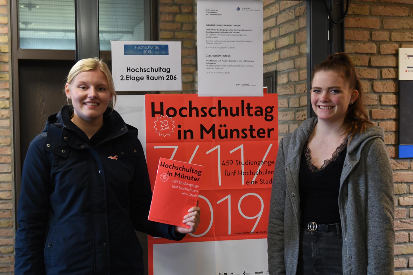 Hannah Riegas (l.) und Jule Rüttermann (r.) haben sich an den Fachbereichen Gesundheit und Sozialwesen über das Studienangebot informiert. (Foto: FH Münster/Stefanie Gosejohann)