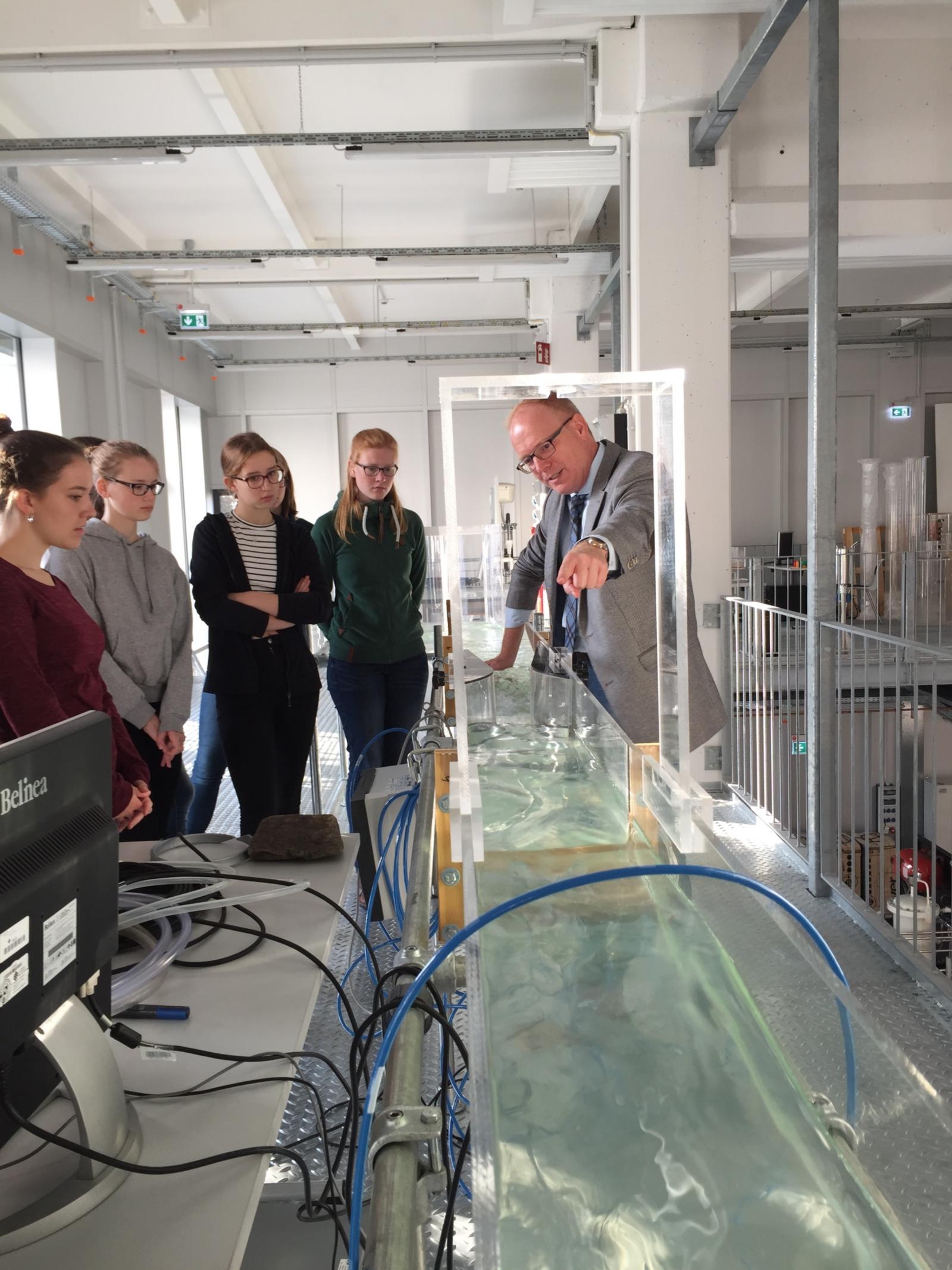 Wie schmutziges Wasser wieder sauber wird zeigte Prof. Grüning vom Fachbereich Energie-Gebäude-Umwelt. (FH Münster Rena Ronge)