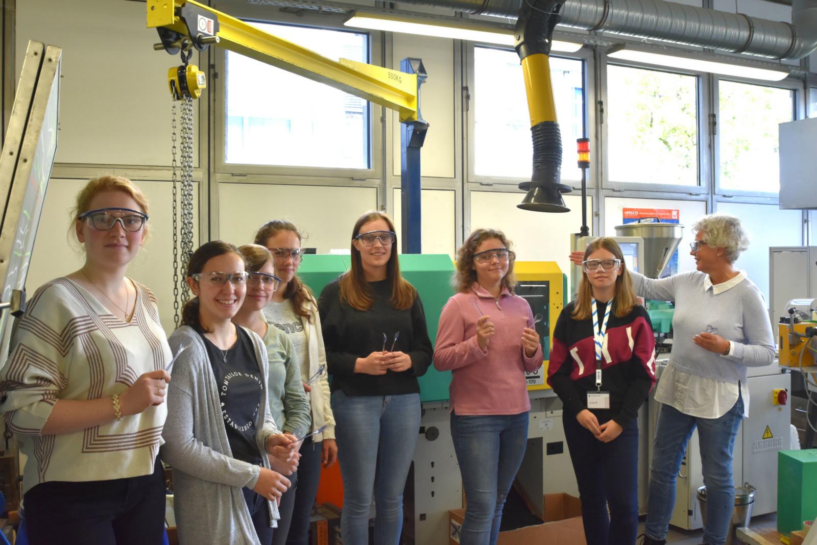 Am Fachbereich Chemieingenieurwesen stellen die Teilnehmerinnen eigene Löffel her. (FH Münster/Rena Ronge)