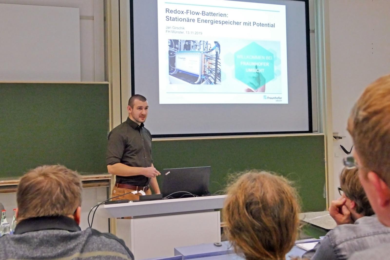 Über die Funktionsweise und Anwendungsmöglichkeiten von Redox-Flow-Batterien sprach Jan Girschik beim Kolloquium des Fachbereichs Elektrotechnik und Informatik. (Foto: FH Münster/Jana Schiller)