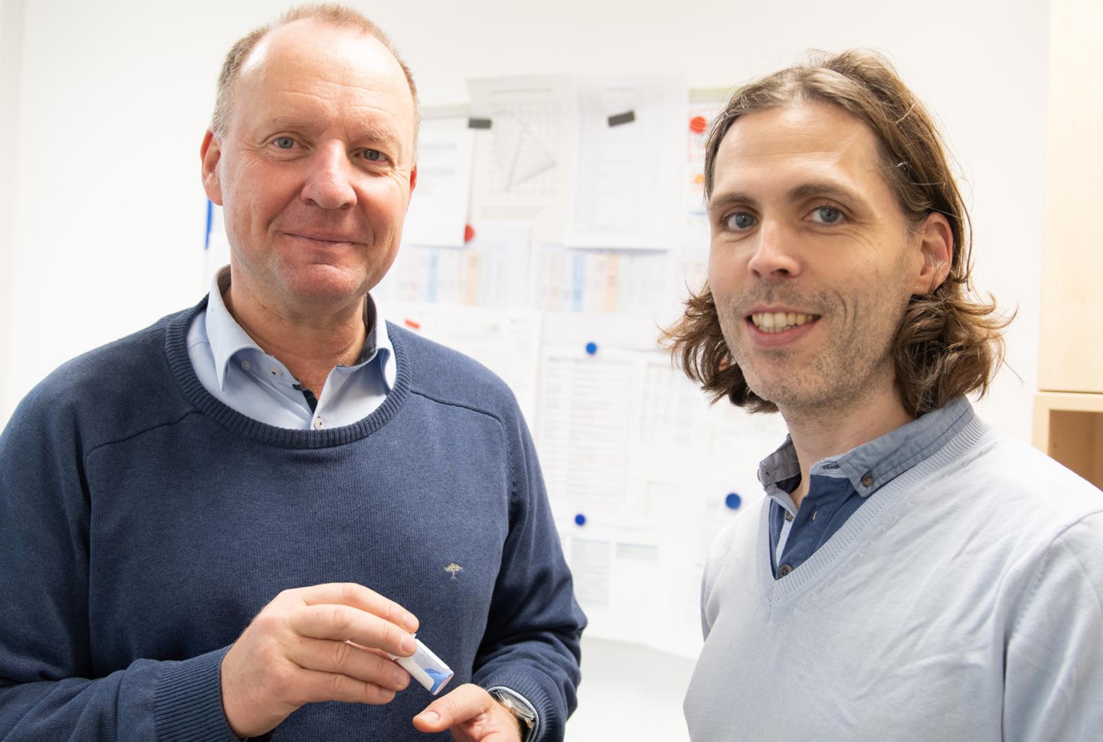 Prof. Dr. Thomas Jüstel (l.) und Dr. Florian Baur vom Fachbereich Chemieingenieurwesen mit Blaupigmenten. (Foto: FH Münster/Katharina Kipp)