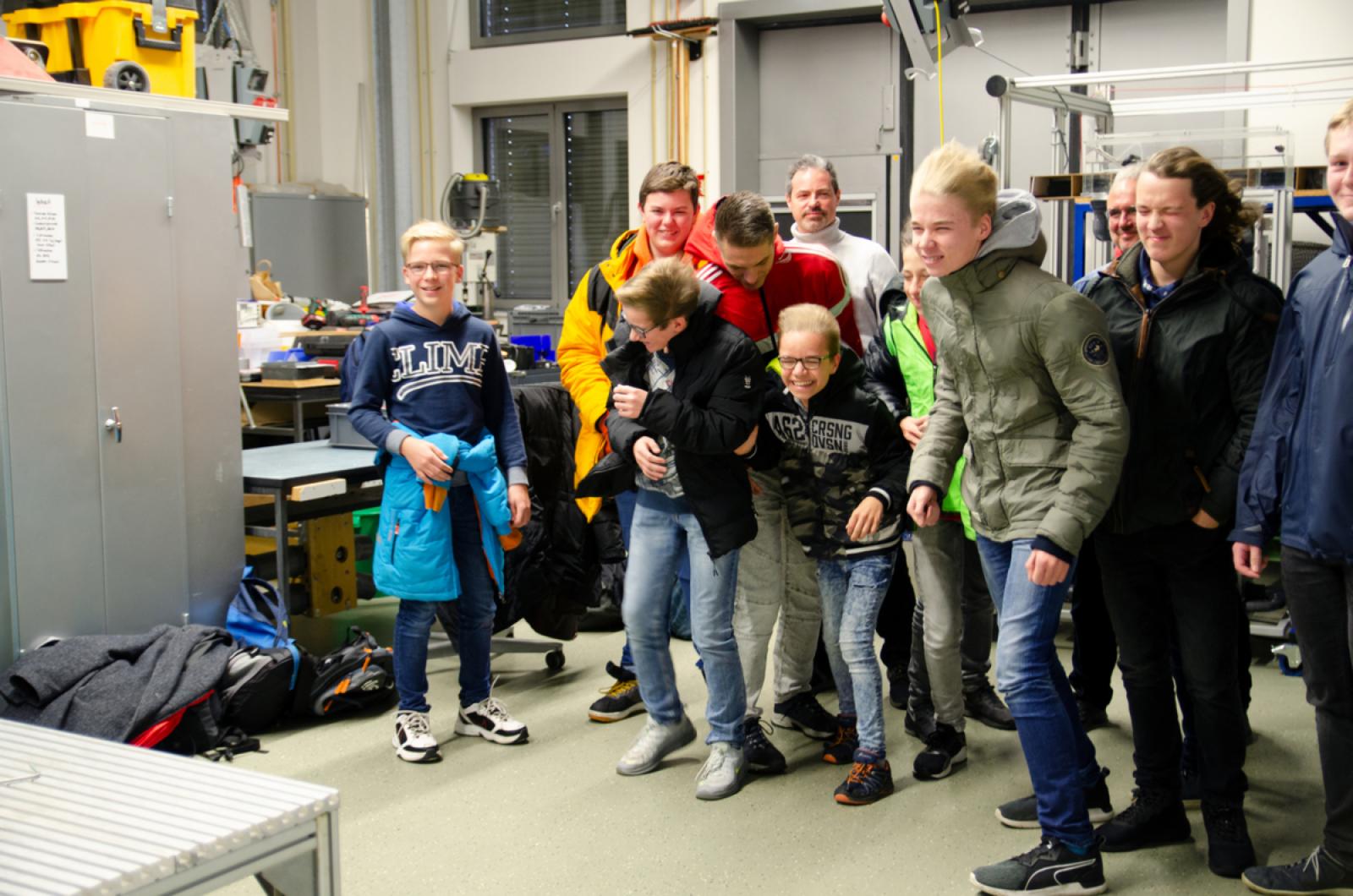 In Steinfurt standen 20 Schülerinnen und Schülern die Haare zu Berge: Sie testeten den Windkanal am Fachbereich Maschinenbau. (Foto: FH Münster/Theresa Gerks)