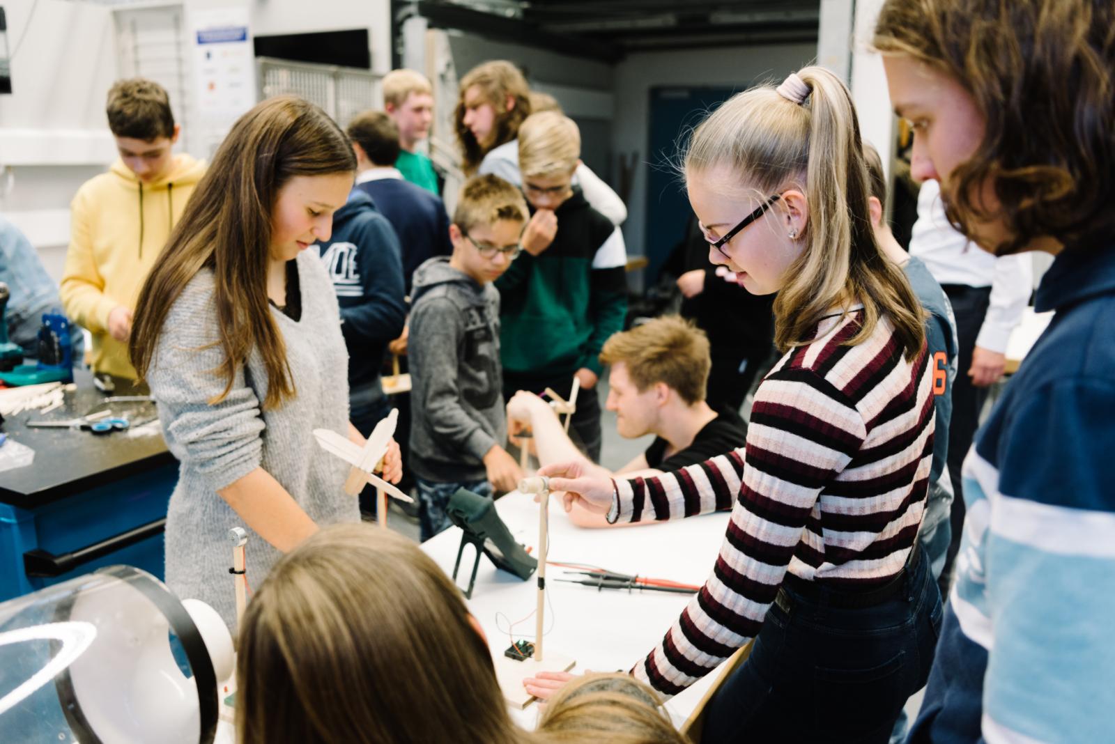 Die Schülerinnen und Schüler hatten viel Spaß beim Entwerfen, Konstruieren und Bauen einer eigenen Windkraftanlage am Fachbereich Energie – Gebäude – Umwelt. (Foto: FH Münster/Maxi Krähling) 