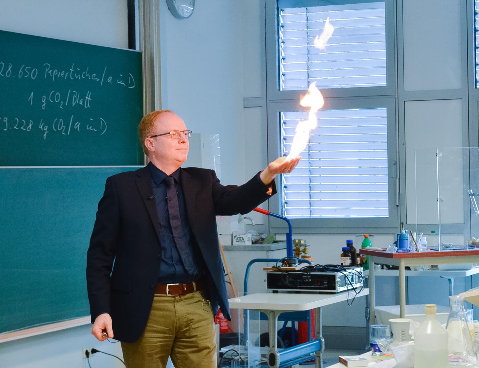 Brennende Hände: Spektakuläre Tricks aus der Physik und Chemie zeigen Prof. Dr. Helmut Grüning und drei seiner Kollegen bei der Weihnachtsvorlesung der FH Münster (Foto: FH Münster/Pressestelle) 
