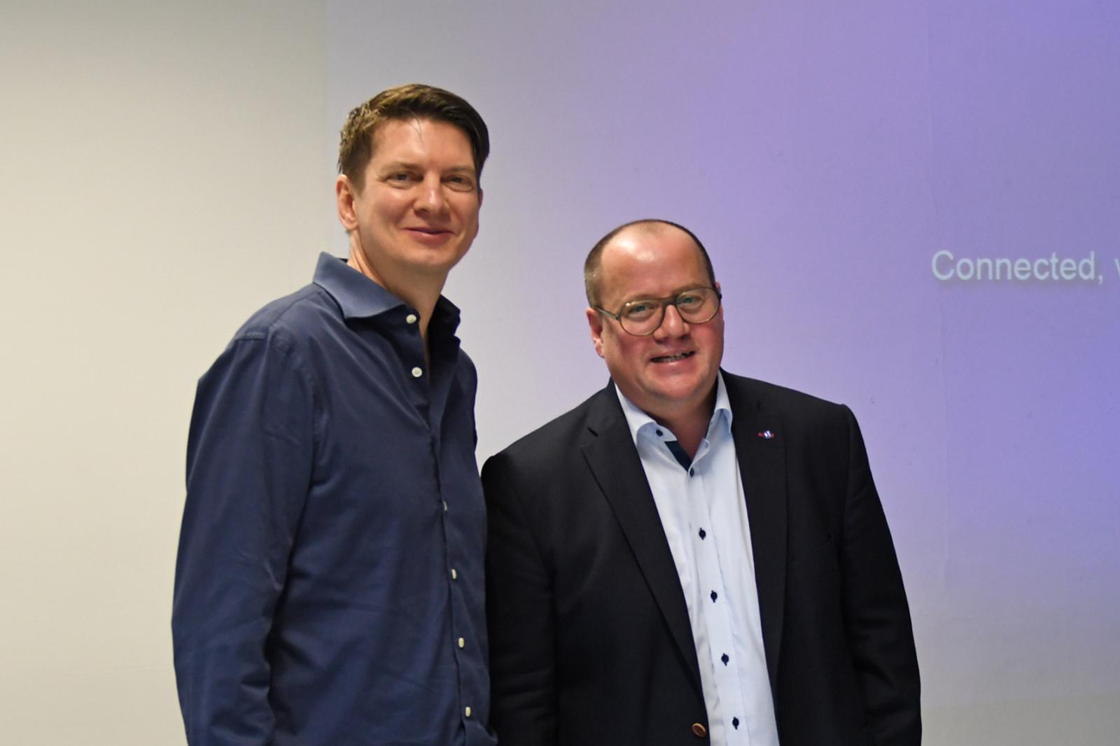 Prof. Daniel Braun (l.) und Prof. Dr. Björn Sellemann (r.) möchten auch zukünftig gemeinsame Projekte realisieren. (Foto: FH Münster/Stefanie Gosejohann) 