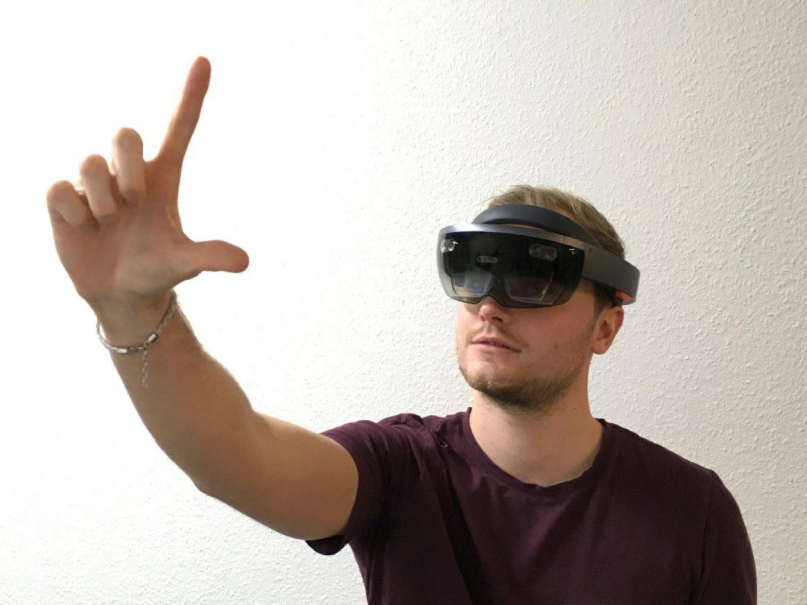 Im Workshop haben die Studierenden verschiedene Dinge ausprobiert: unter anderem eine VR-Brille (Virtual Reality), … 