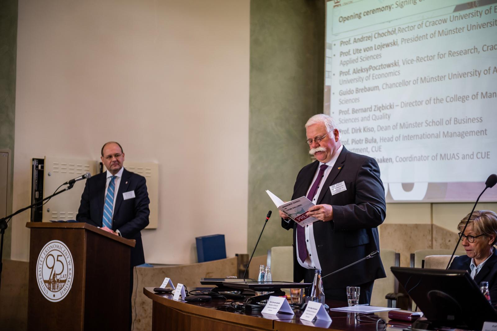 Prof. Dr. Thomas Baaken (FH Münster, r.) zitiert aus dem anlässlich der Konferenz erschienen Herausgeberwerk und Prof. Dr. Piotr Bula moderiert. (Foto: Piotr Malec)