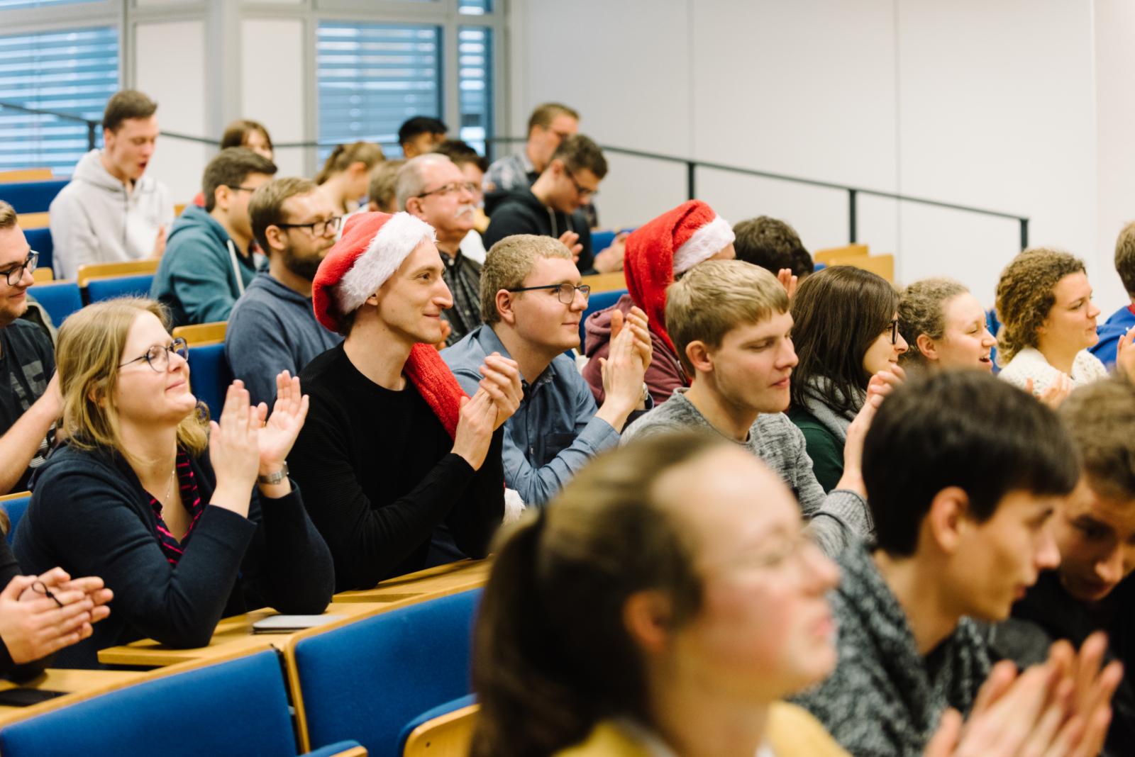 Voller Hörsaal und gute Stimmung – alle Jahre wieder bei der Weihnachtsvorlesung an unserem Fachbereich Energie – Gebäude – Umwelt. (Foto: FH Münster/Maxi Krähling)