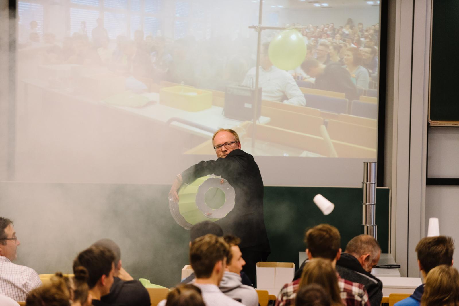 Mit seiner Wirbelkanone schoss Prof. Dr. Helmut Grüning den Studierenden mittels Luftdruck Plastikbecher vom Kopf. (Foto: FH Münster/Maxi Krähling) 