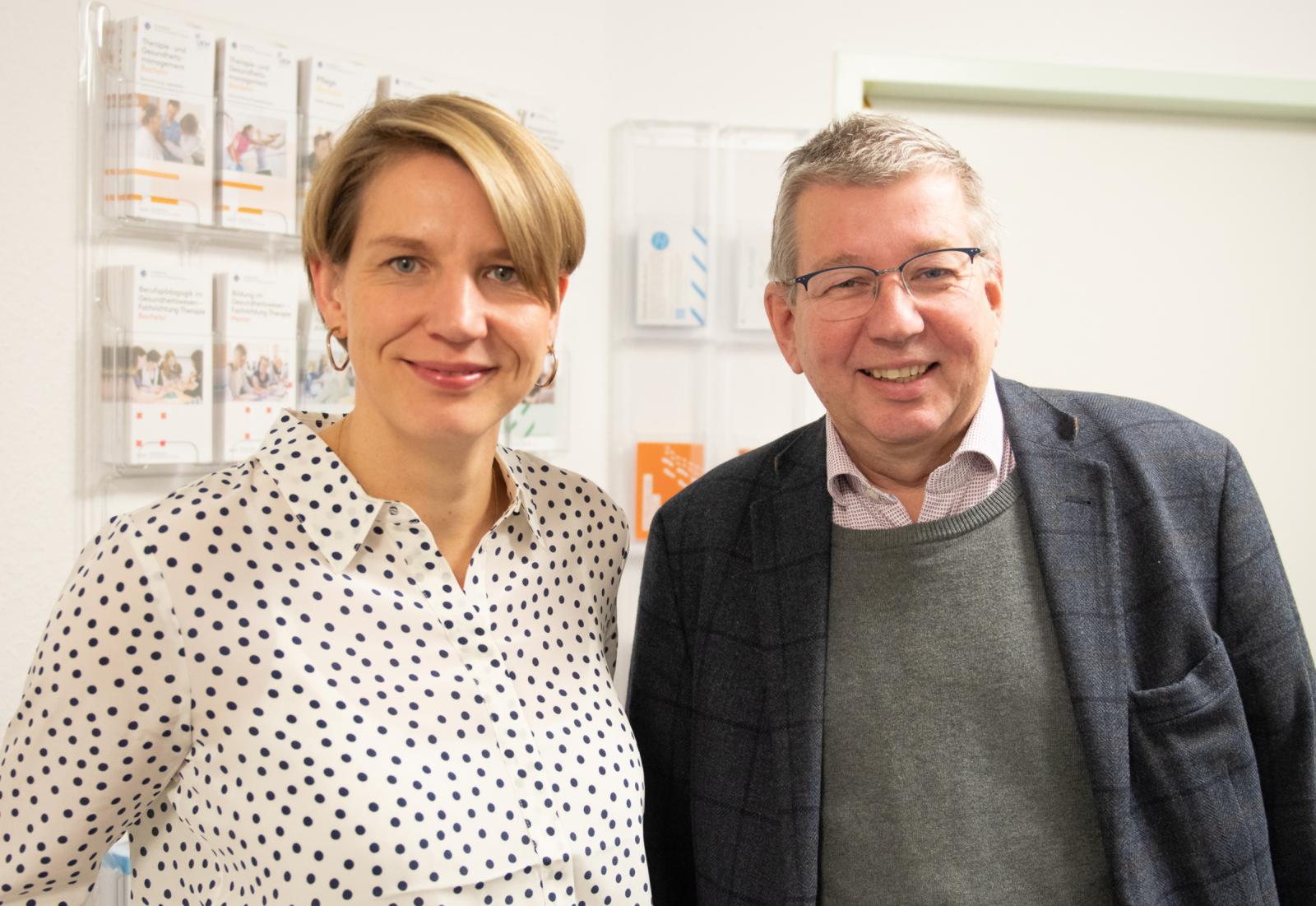 Prof. Dr. Claudia Oetting-Roß und Prof. Dr. Rüdiger Ostermann von unserem Fachbereich Gesundheit finden das Anwerben von ausländischen Pflegefachkräften unzureichend. (Foto: FH Münster/Katharina Kipp) 