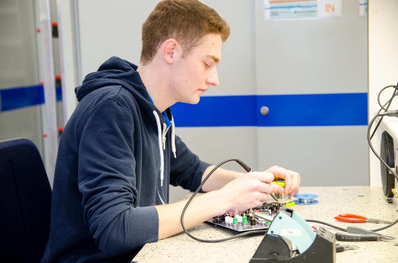 Die angehenden Elektroniker für Betriebstechnik lernen in ihrer Ausbildung unter anderem, wie sie eine Platine löten. (Foto: FH Münster/Theresa Gerks)