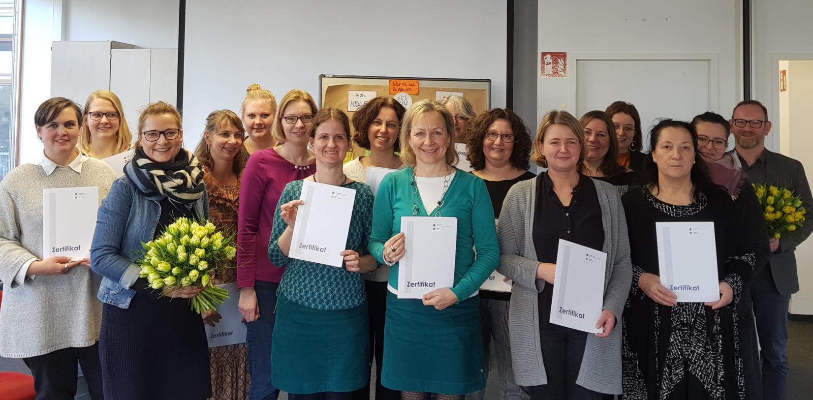 Die Teilnehmerinnen des ersten Durchgangs haben erfolgreich das Abschlusskolloquium bestanden und ihre Zertifikate erhalten. (Foto: FH Münster/Fachbereich Sozialwesen) 