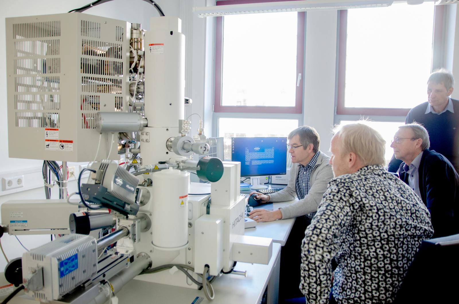 Sie nahmen jetzt das neue Höchstleistungs-Elektronenmikroskop in Betrieb (v.l.): Dr. Roland Schmidt, Holger Uphoff, Prof. Dr. Bernhard Lödding und Prof. Dr. Hans-Christoph Mertins. (Foto: FH Münster/Theresa Gerks)