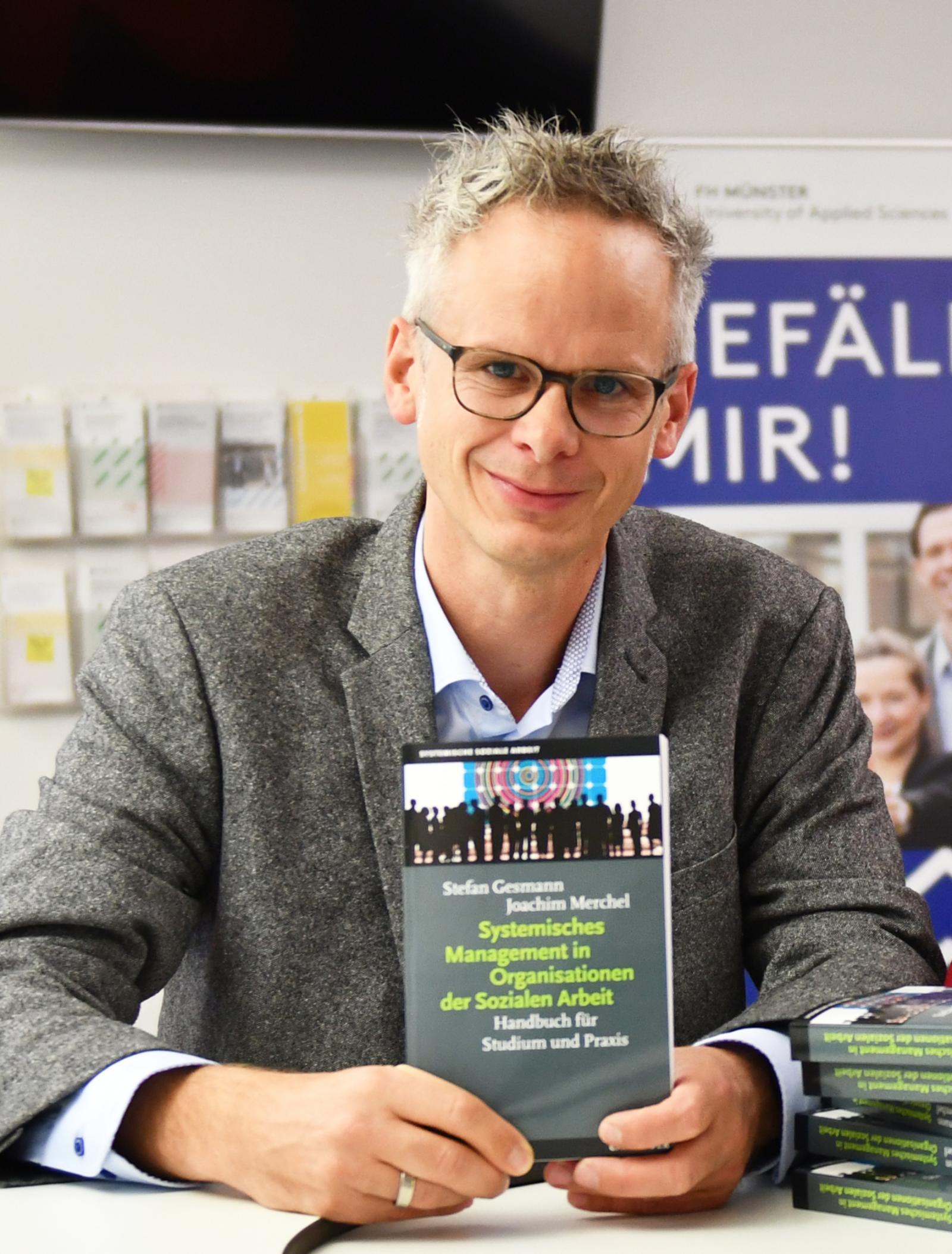 Prof. Dr. Stefan Gesmann erläutert im LEA-Podcats das systemische Managementverständnis. (Foto: FH Münster/Stefanie Gosejohann)