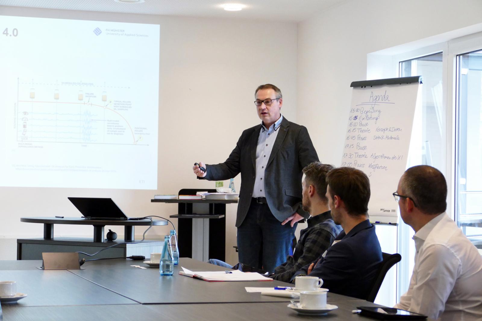 KI-Experte Prof. Dr. Jürgen te Vrugt vermittelte den Workshop-Teilnehmern zunächst theoretische Grundlagen. (Foto: FH Münster/Jana Schiller)