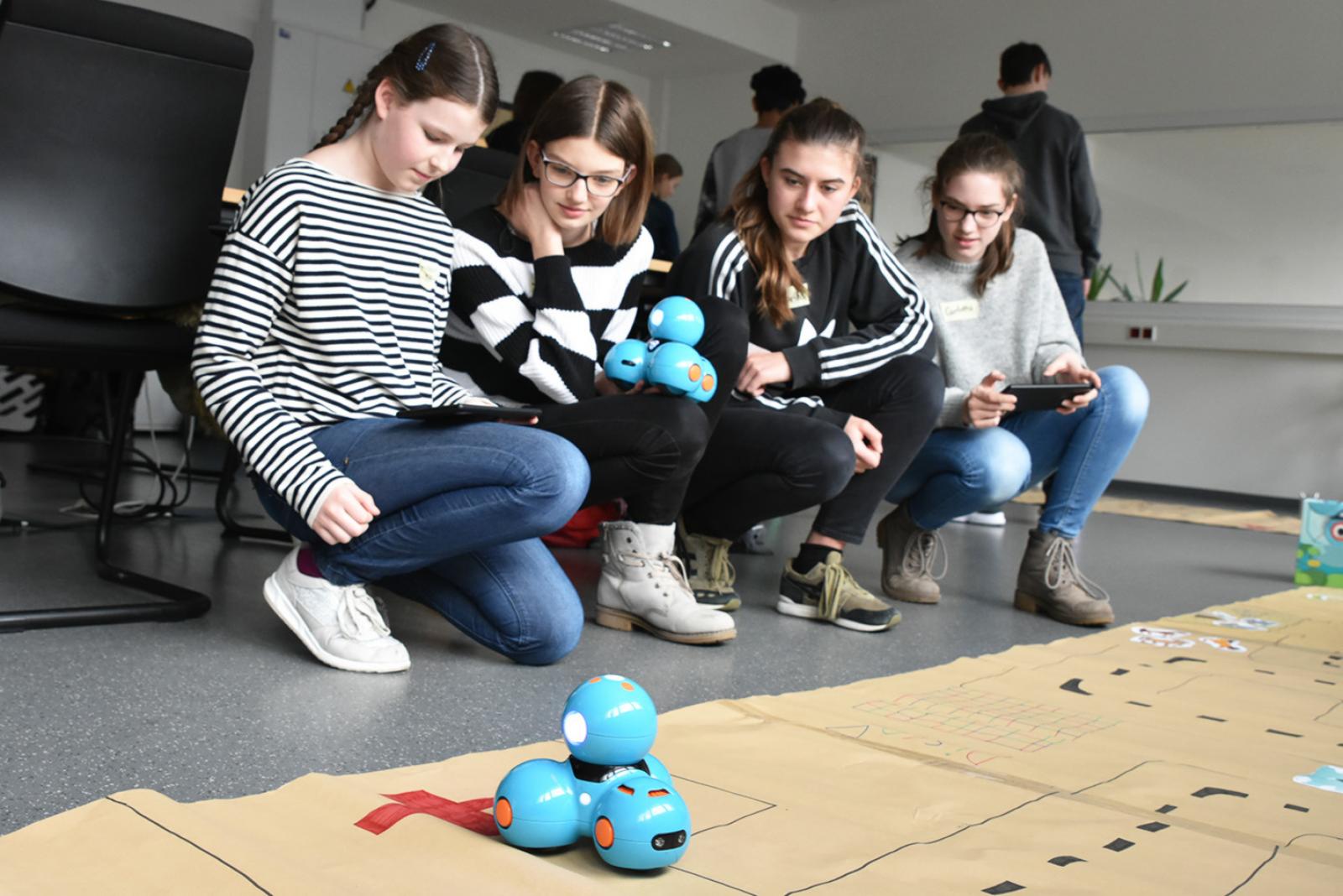 Beim Girls‘ Day an der FH Münster heißt es für die Schülerinnen: Technik selbst testen und ausprobieren. (Foto: FH Münster/Pressestelle)