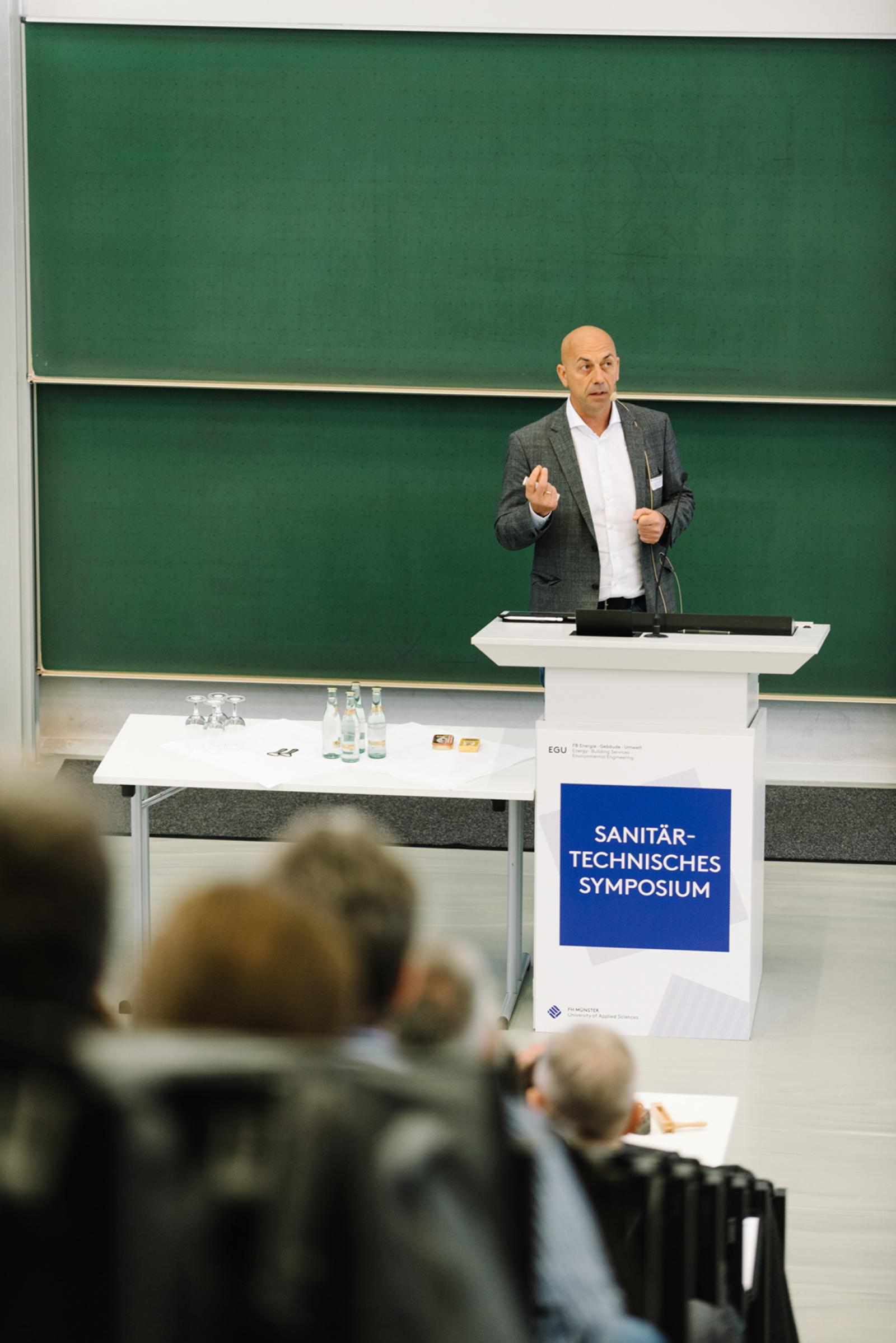Internationale Referenten: Prof. Erich Draxler aus Österreich war nach Steinfurt gekommen, um über Druck- und Temperaturschwankungen zu sprechen. (Foto: FH Münster/Maxi Krähling)