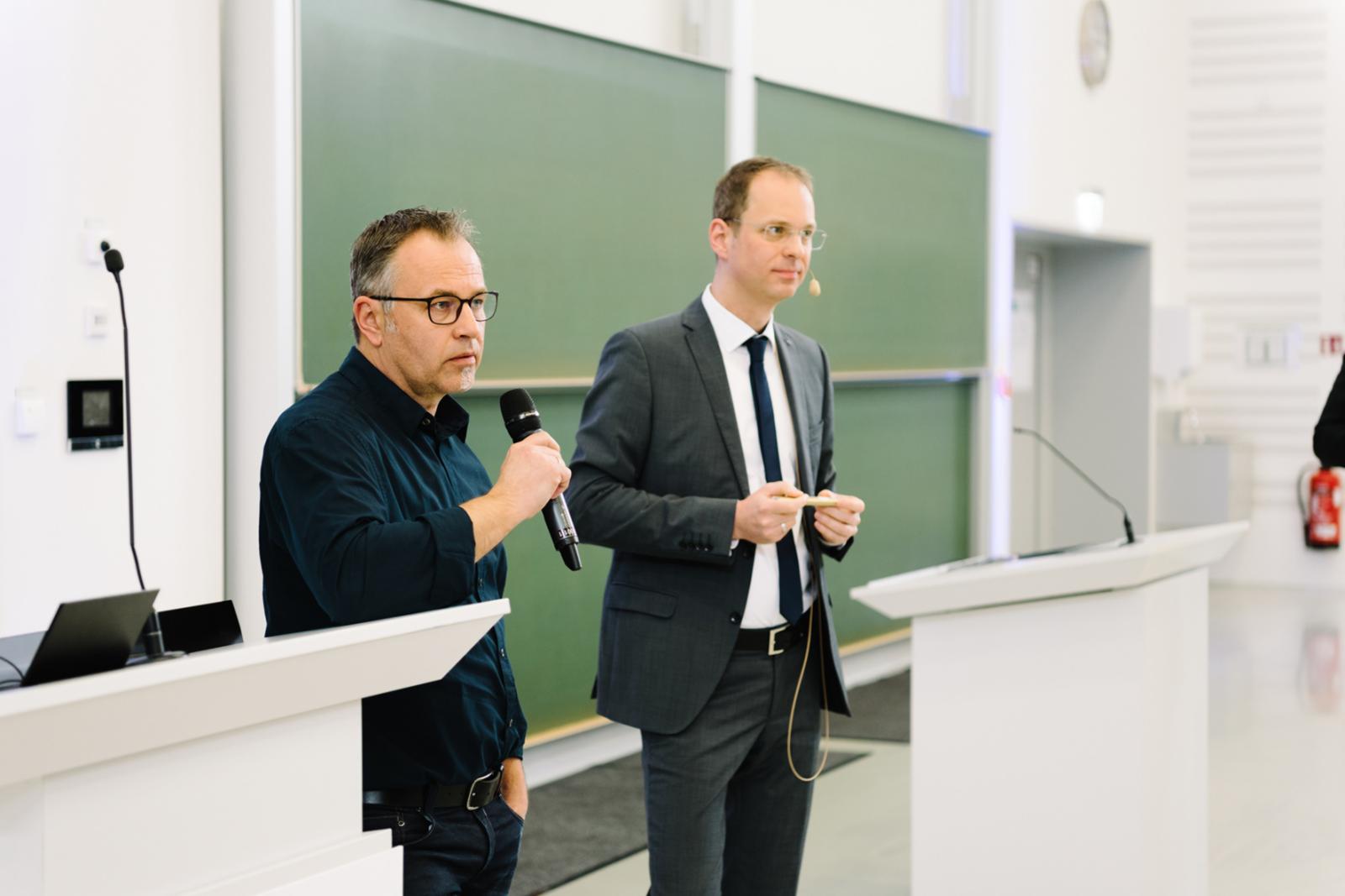 Wie alle Referenten stellten sich auch Jürgen Peters (l.) und Prof. Dr. Carsten Bäcker (r.) den Fragen des Publikums. (Foto: FH Münster/Maxi Krähling)