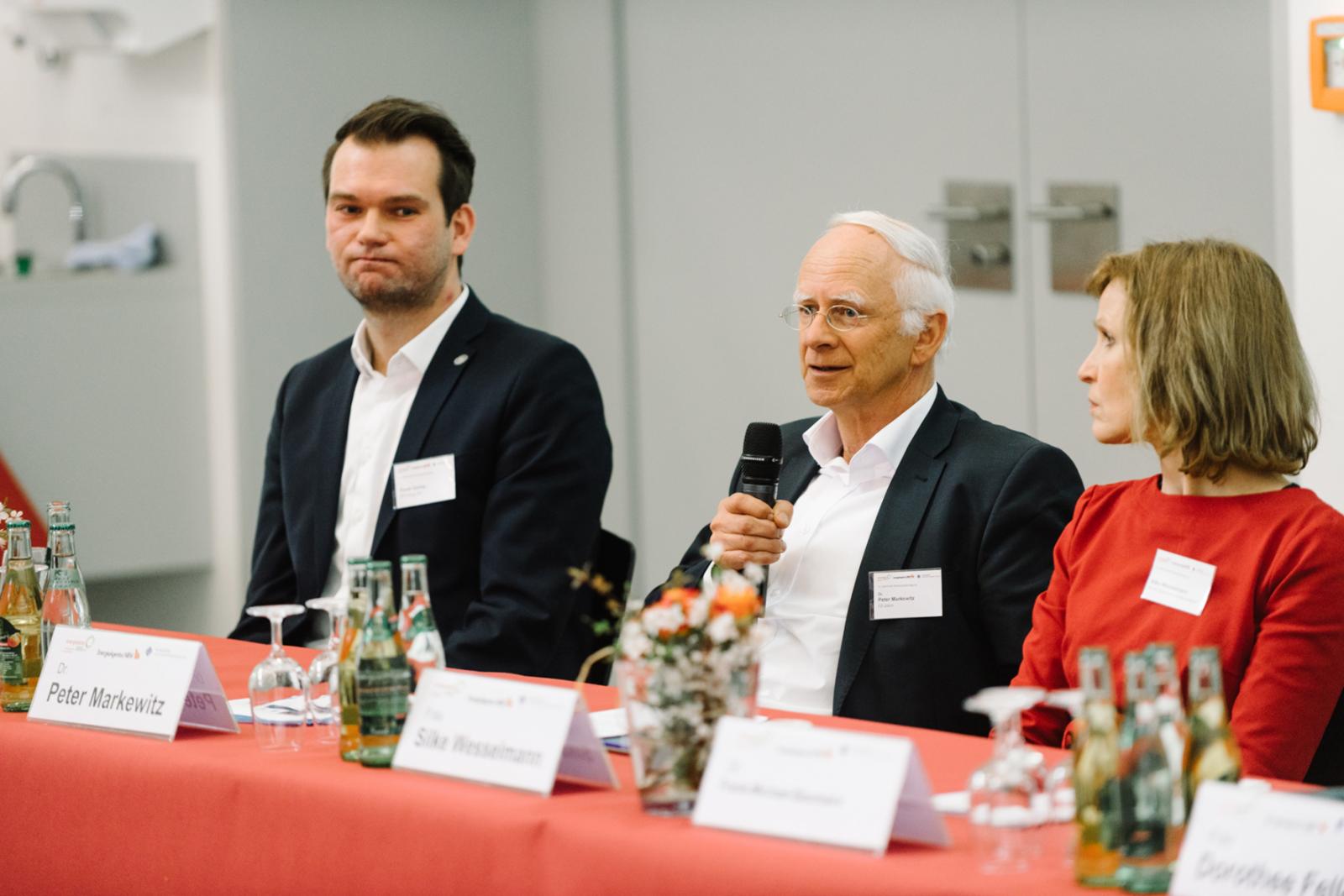 In einer Podiumsdiskussion stellten sich die Redner, hier Dr. Peter Markewitz vom Forschungszentrum Jülich, den Fragen des Publikums. (Foto: FH Münster/Maxi Krähling)