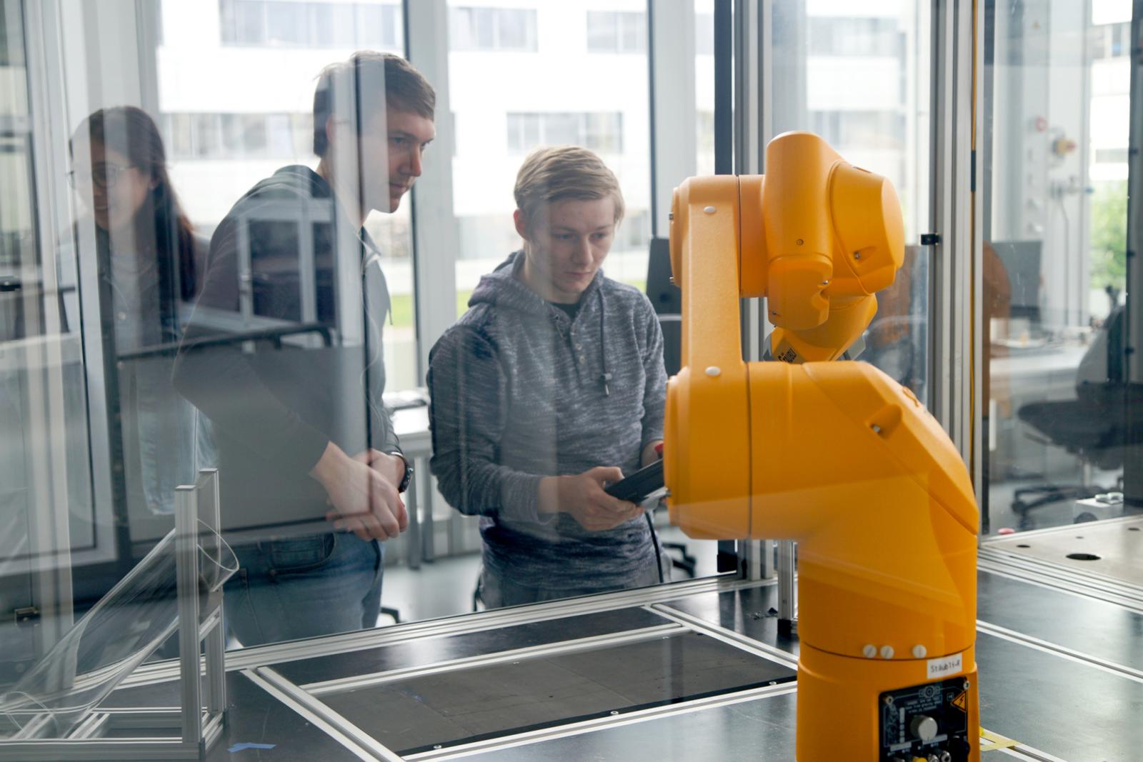 Am Fachbereich Maschinenbau programmierten die Schüler einen 6-Achs-Industrieroboter. (Foto: FH Münster/Lisa Feldkamp)