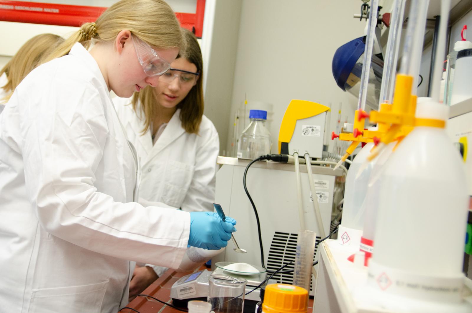 Am Fachbereich Chemieingenieurwesen haben Schülerinnen bei Prof. Dr. Mirjam Altendorfner selbst Kernseife hergestellt. (Foto: FH Münster/Theresa Gerks)
