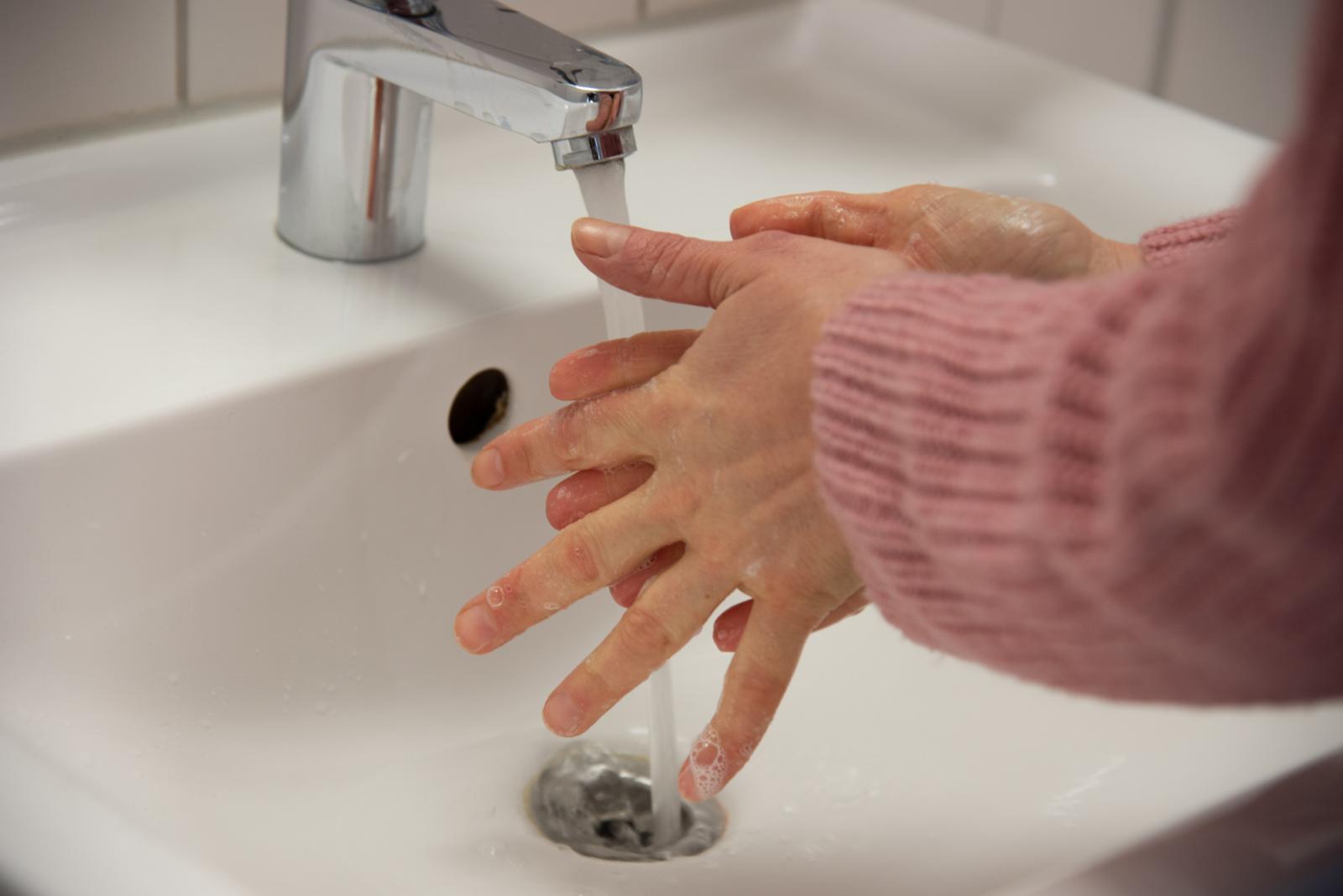 Eine Person wäscht Hände